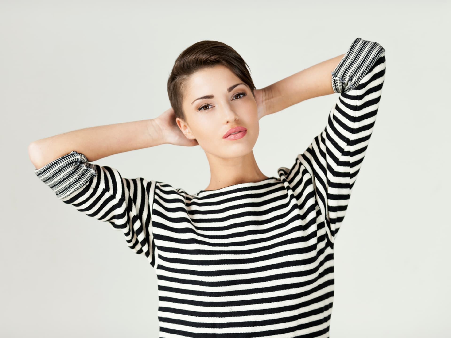Frau mit Pomade im Haar