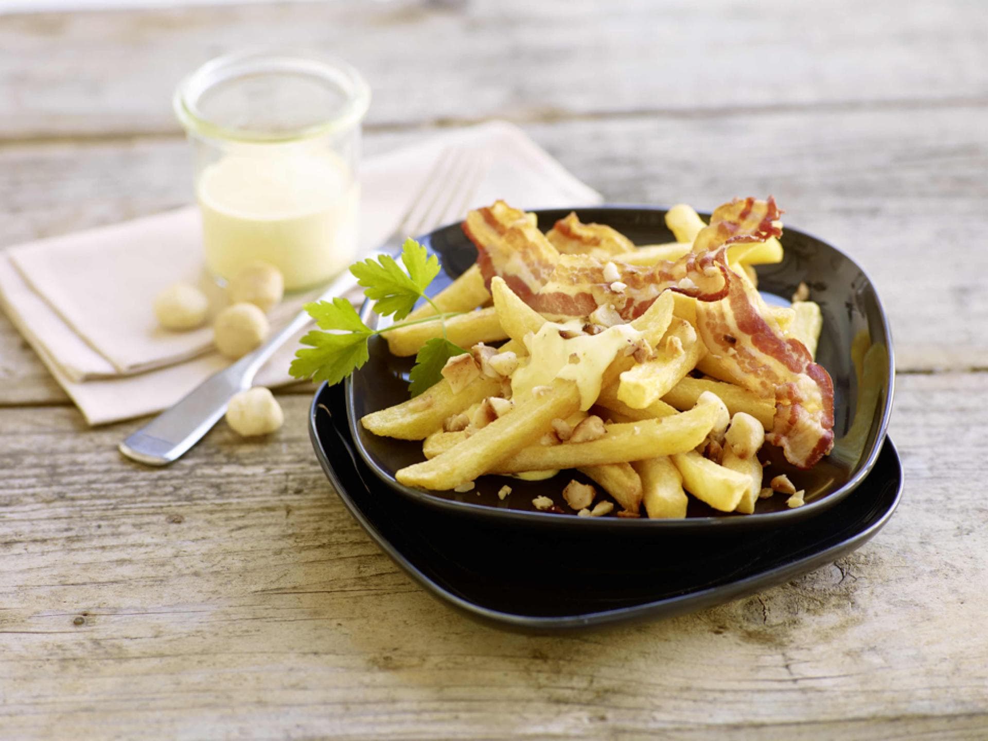 1.2.3 Frites Deluxe mit Bacon,Macadamia-Nüssen und Safran-Dipp 