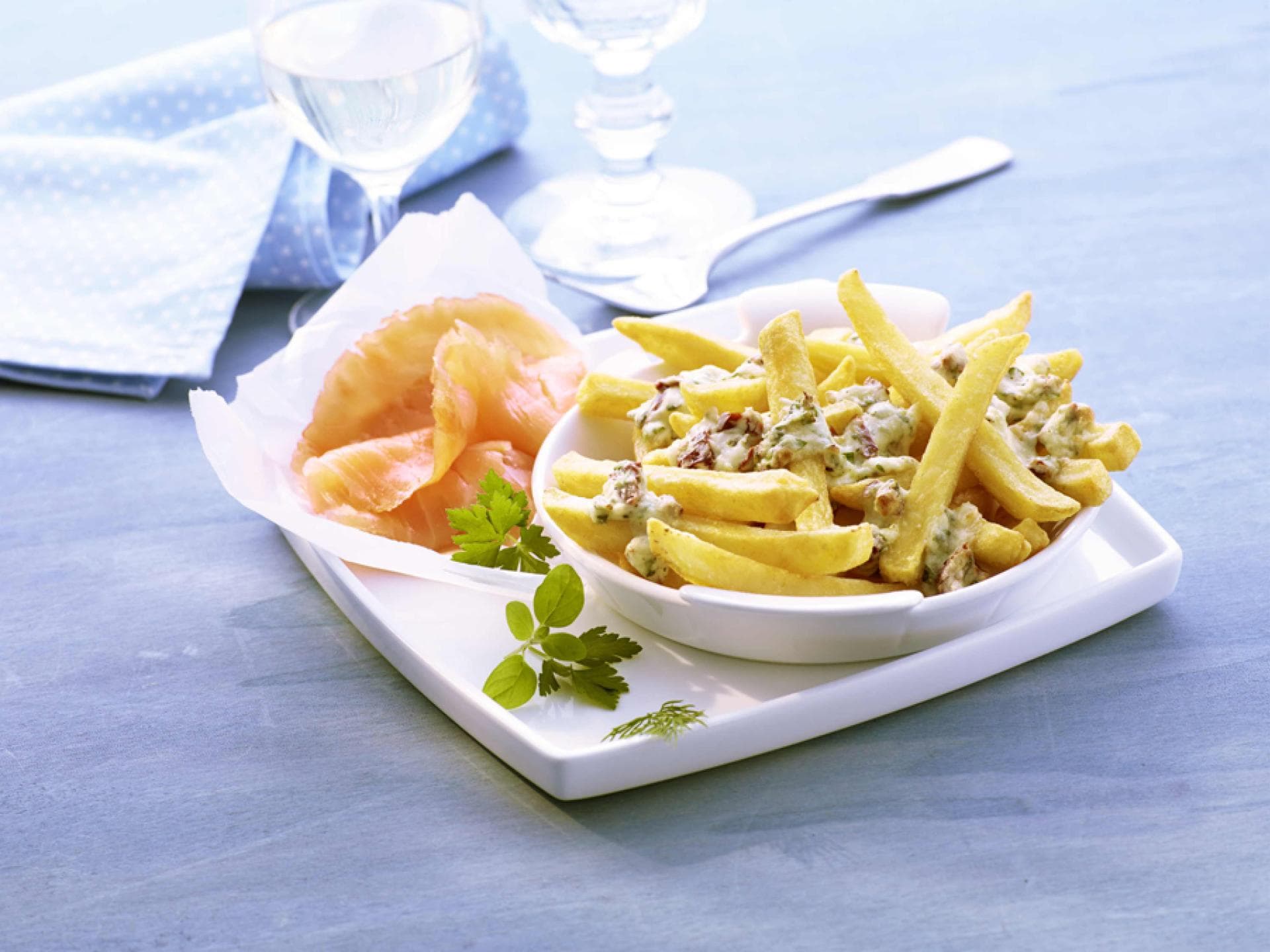 1.2.3. Frites Deluxe mit Räucherlachs und Gorgonzola 