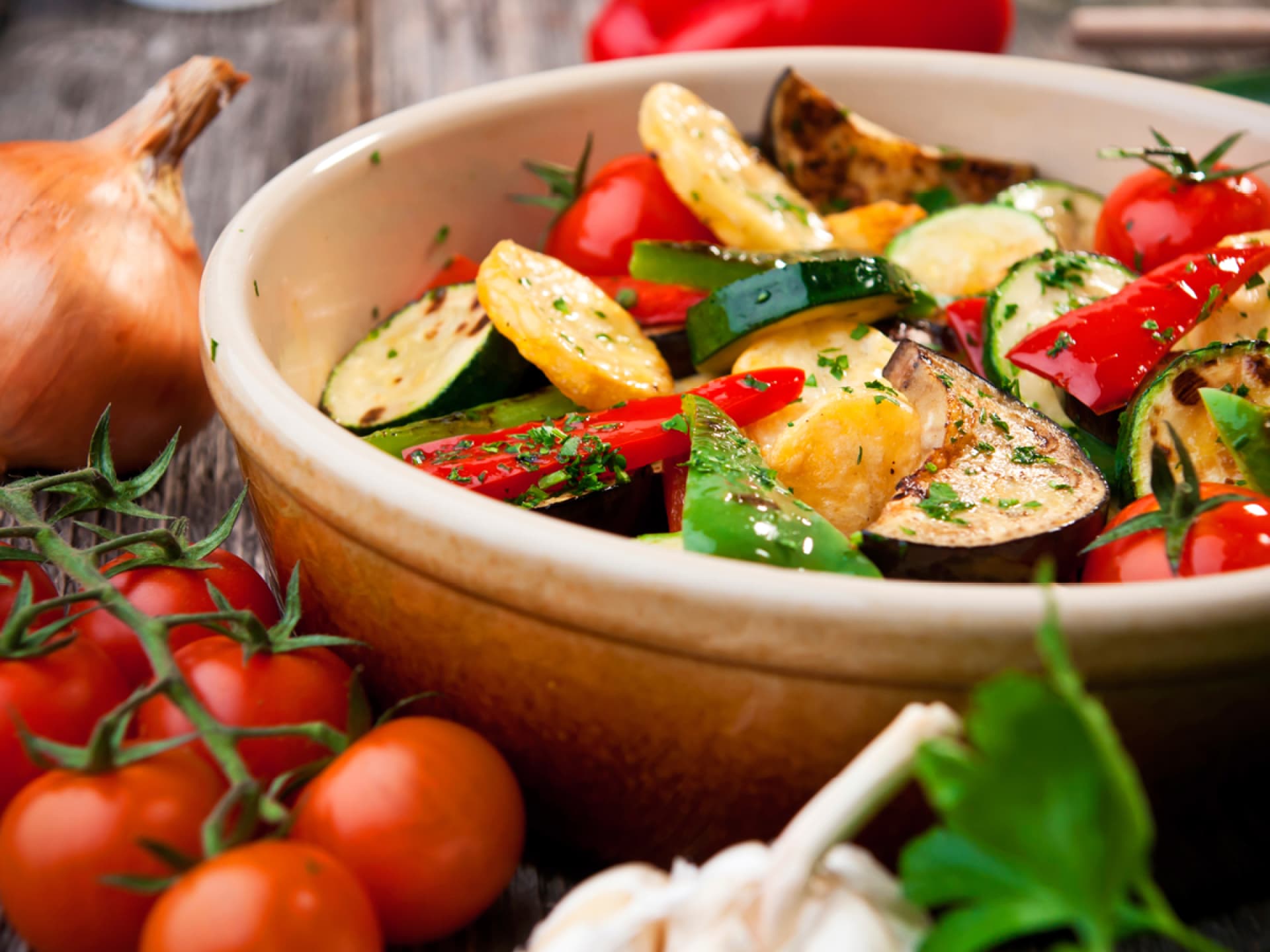 Provenzalische Küche Provenzalisches Gericht mit Gemüse