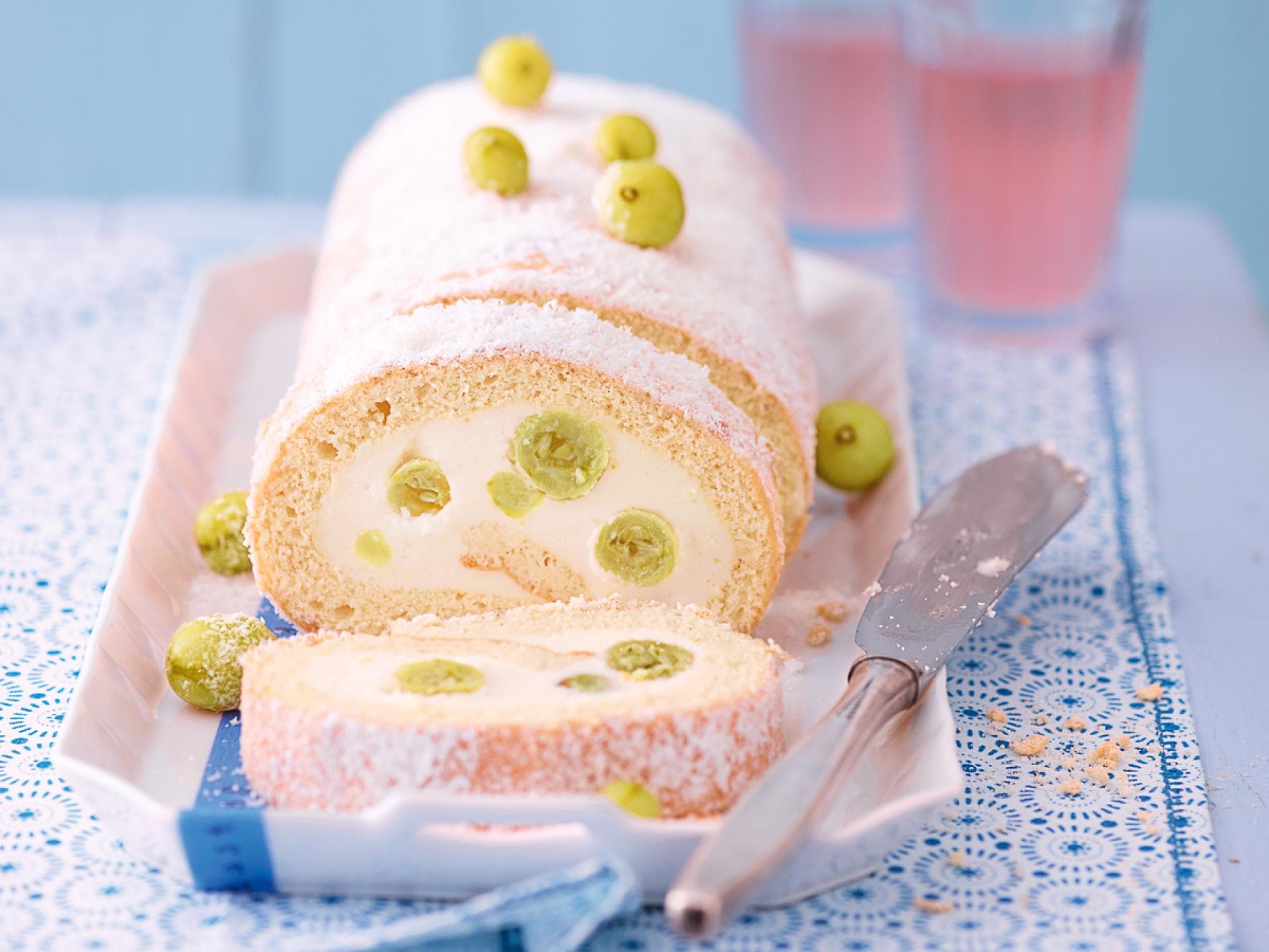 Quark Stachelbeer Rolle Quark Stachelbeer Rolle vereint den Geschmack von sauren Stachelbeeren mit frischem Quark