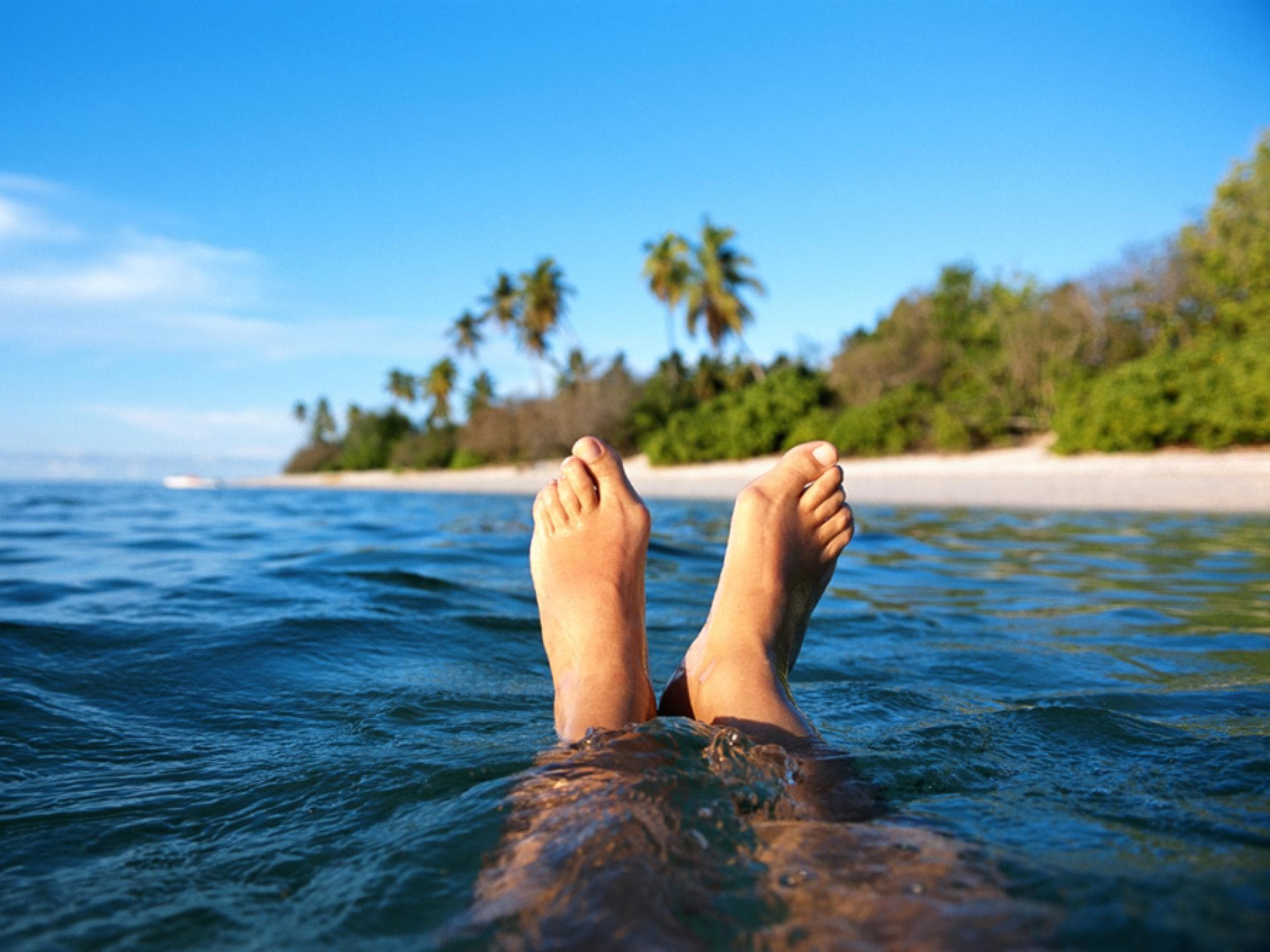 Resturlaub - Schwimmende Füße im Meer