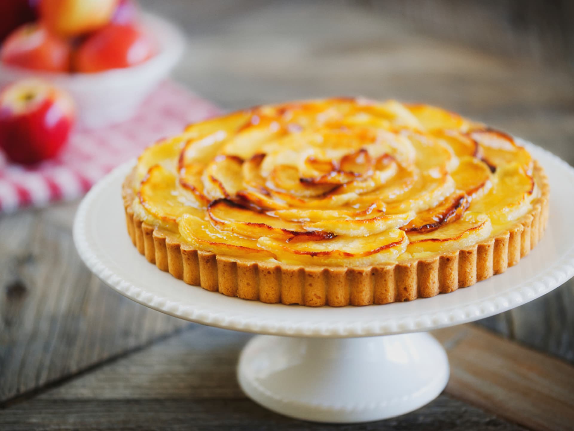 Kuchen mit Äpfeln belegt