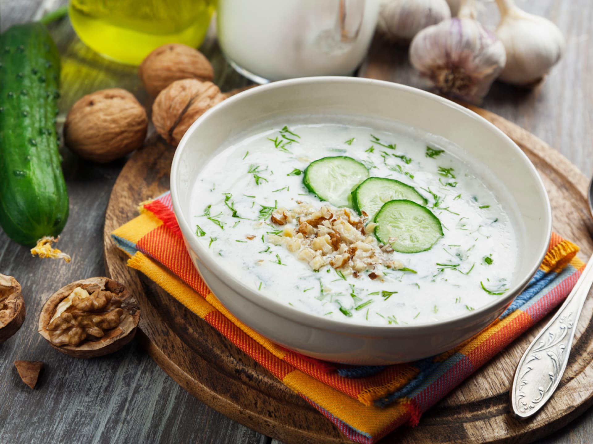 Kalte Gurkensuppe mit Walnüssen