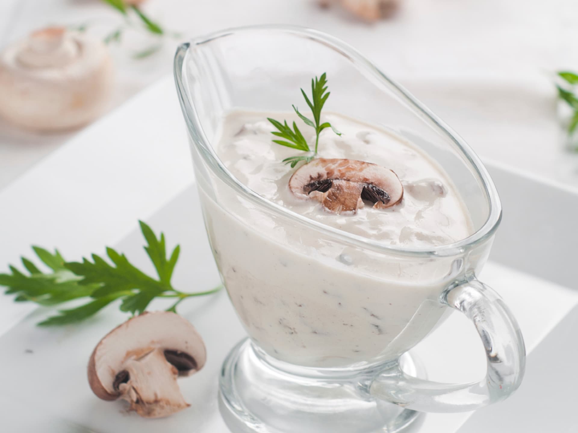Champignon-Frischkäse-Creme Sauciere mit Frischkäse-Creme und Champignons