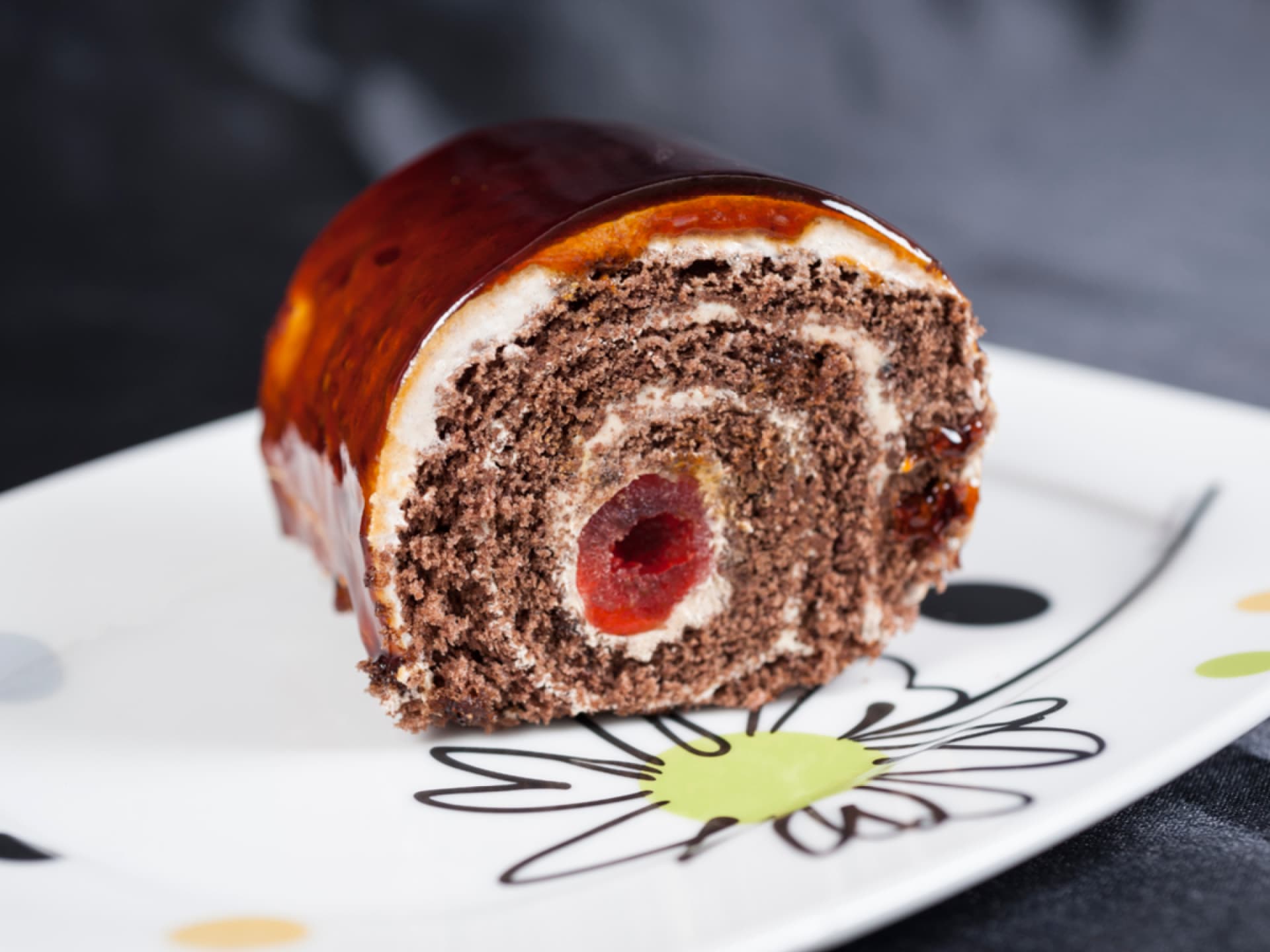 Dunkle Biskuitrolle mit Sahne-Kirsch-Füllung