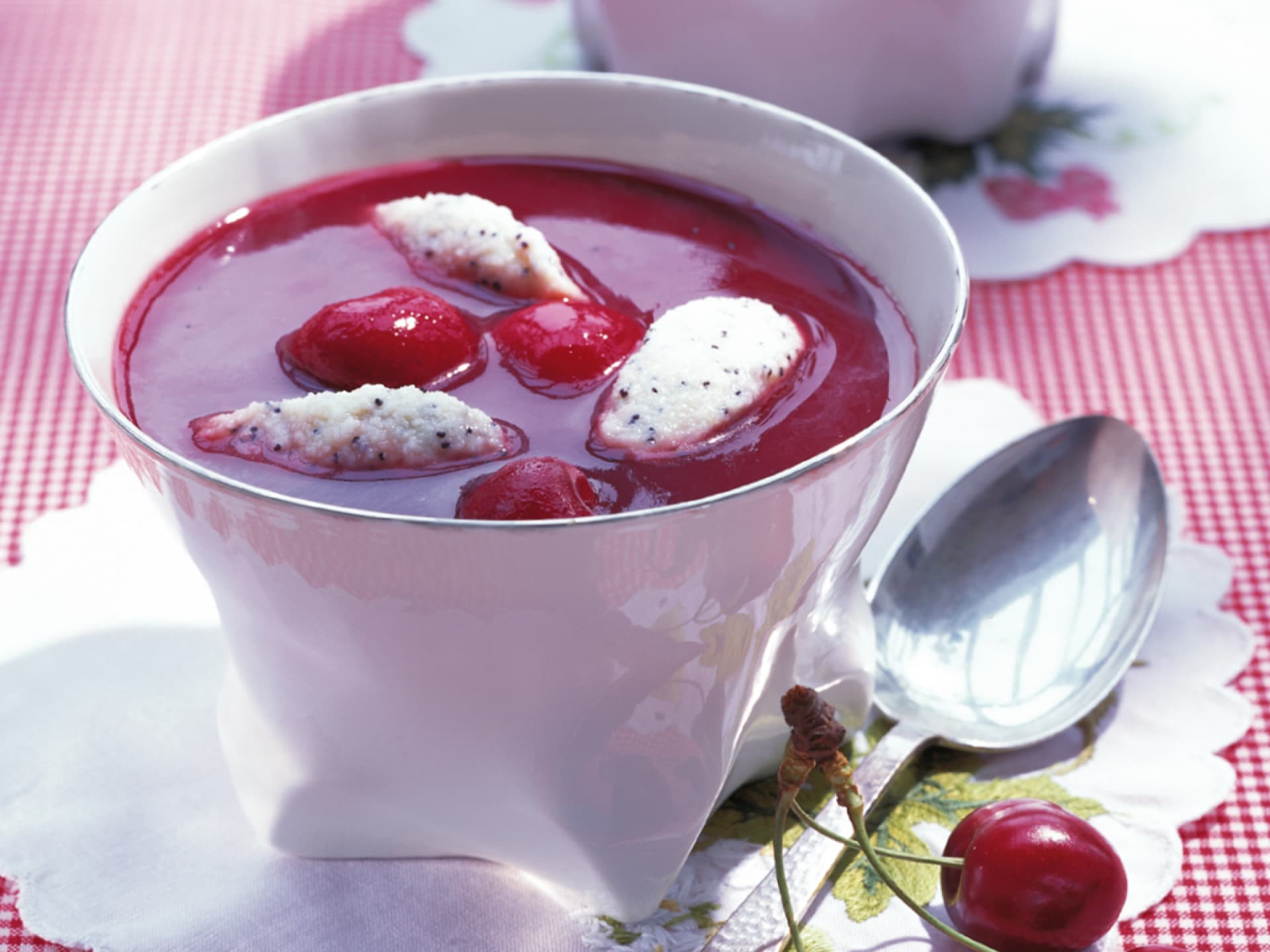 Leckere Kirschsuppe mit Grießklößchen und Mohn - Das Rezept finden Sie hier