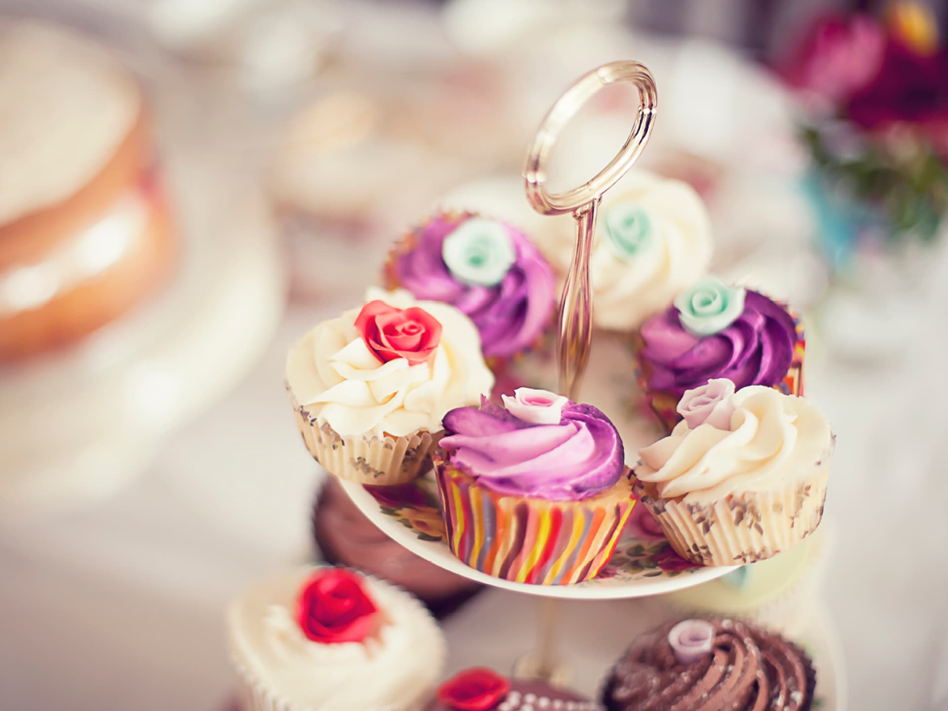 Bunte, festlich dekorierte Cupcakes auf Etagere