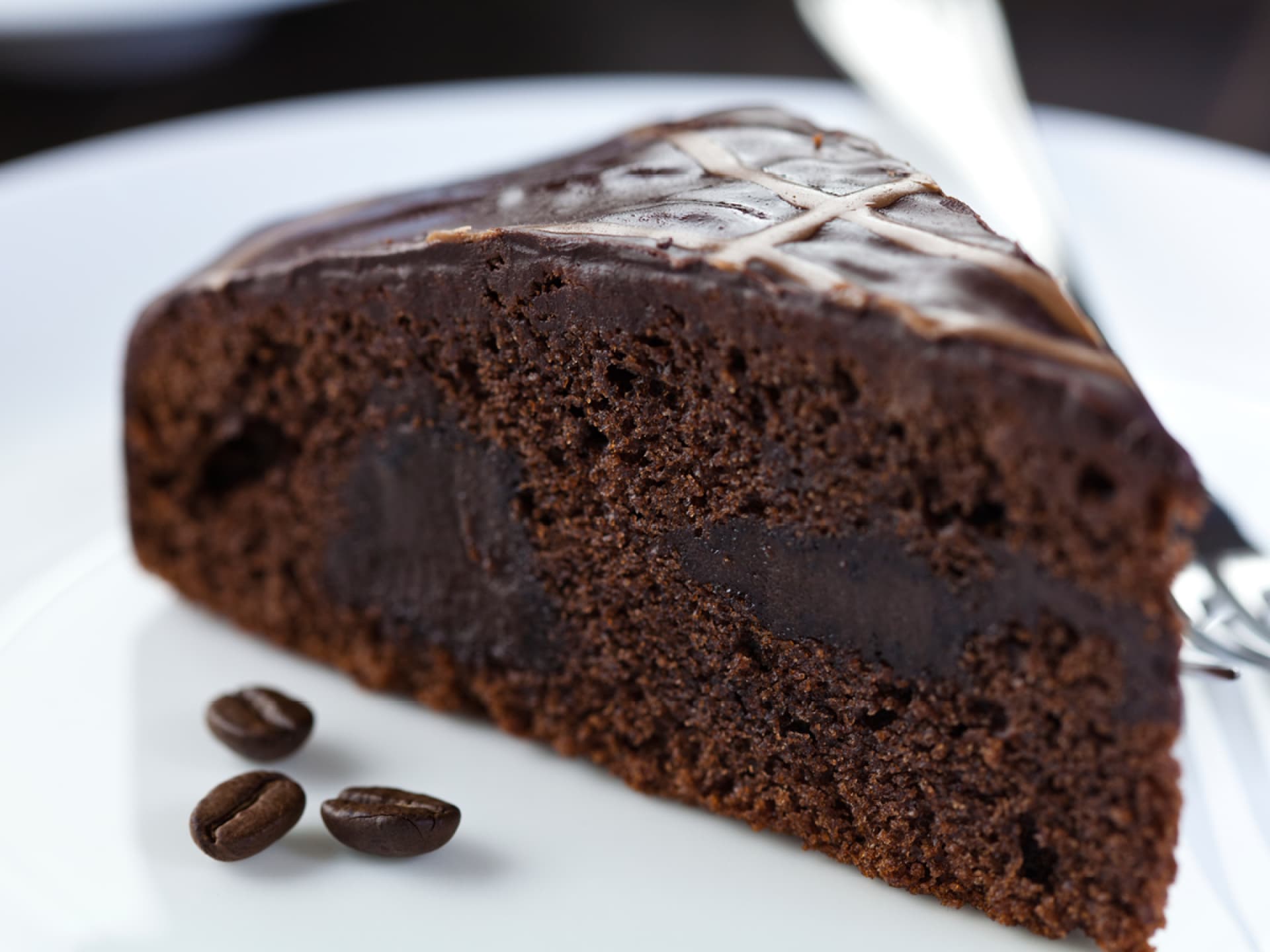 Dunkler Kuchen mit Kaffeegeschmack