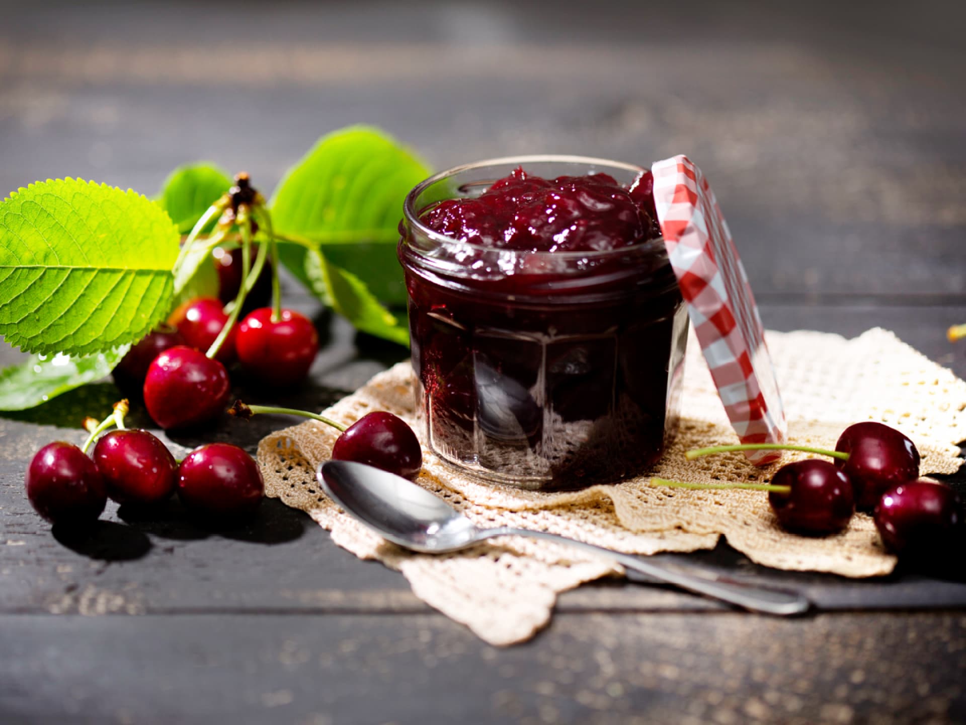 Kirschen und Marmeladeglas