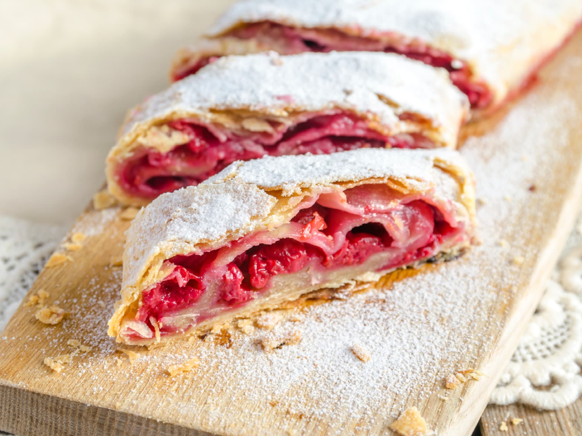 Kirschstrudel Strudel gefüllt mit Kirschen