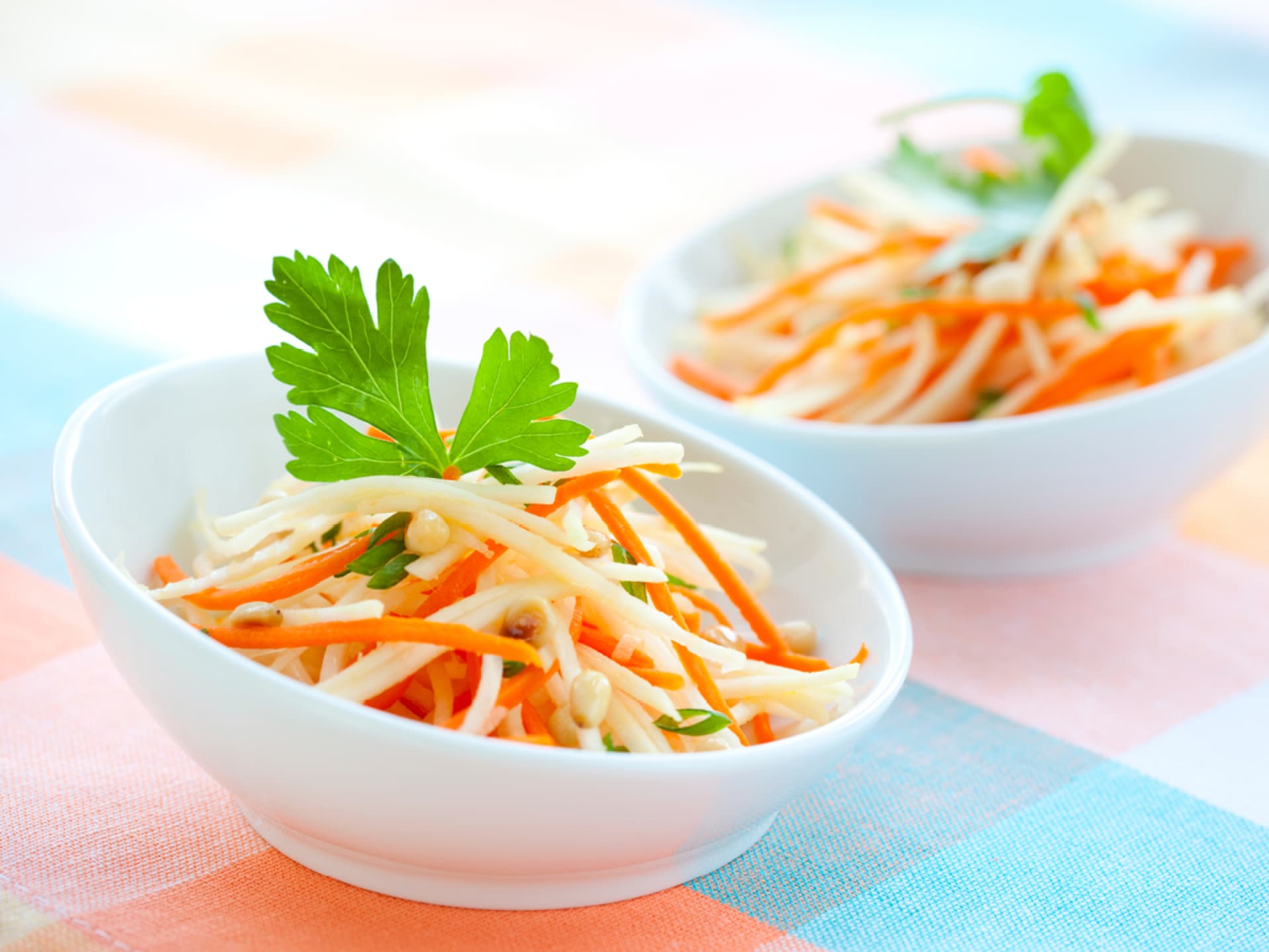 Fein geriebener Salat aus Kohlrabi und Möhren