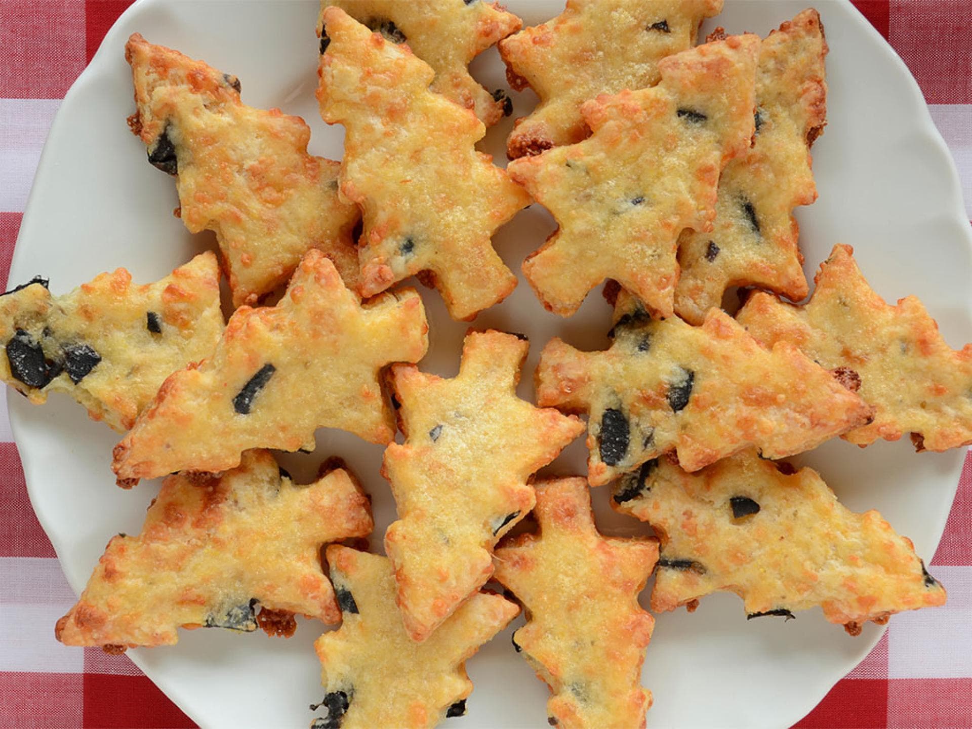 Parmesan-Oliven-Plätzchen in Form von Weihnachtsbäumen