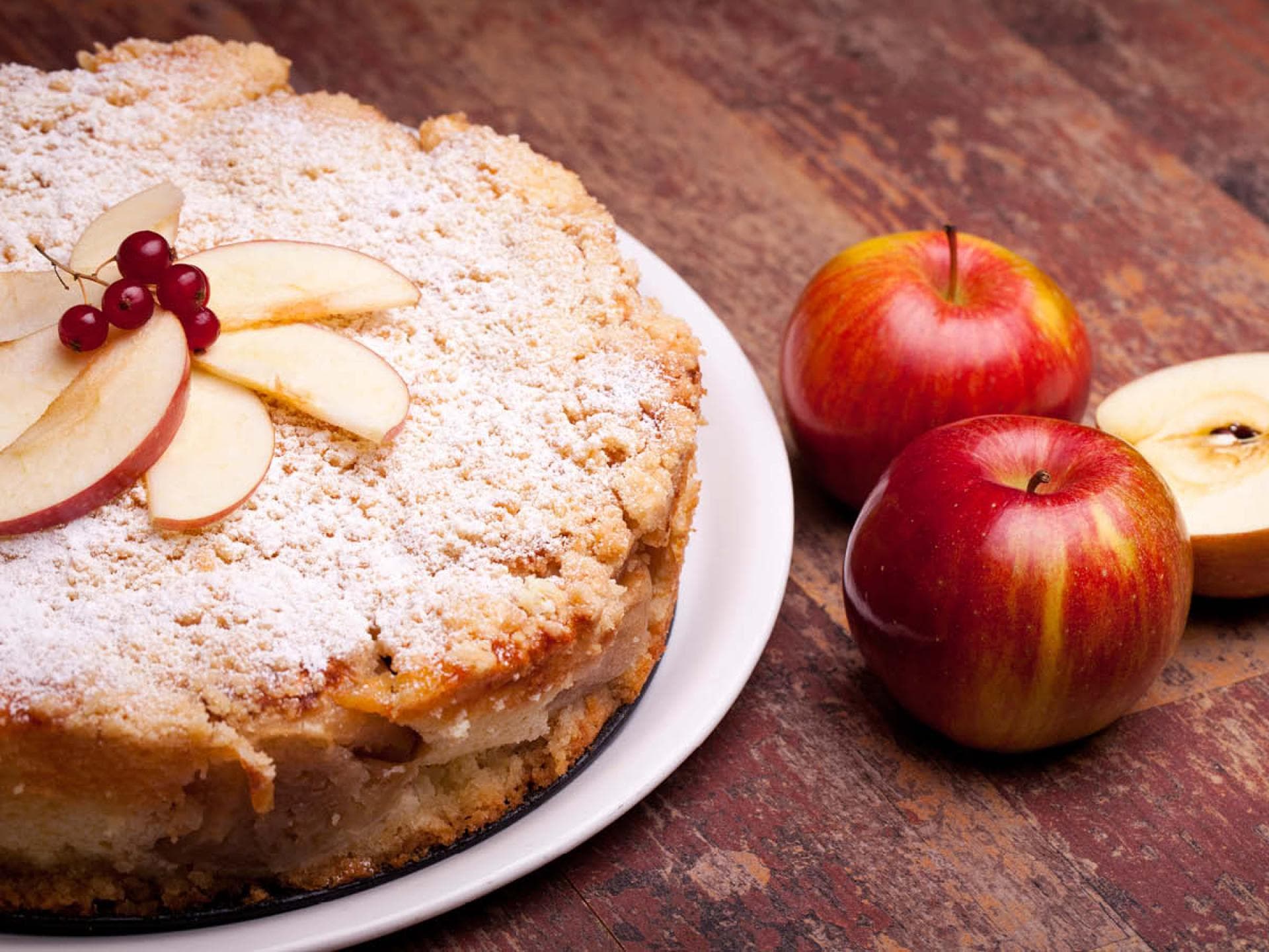 Russischer Apfelkuchen Leckerer Russischer Apfelkuchen mit Puderzucker