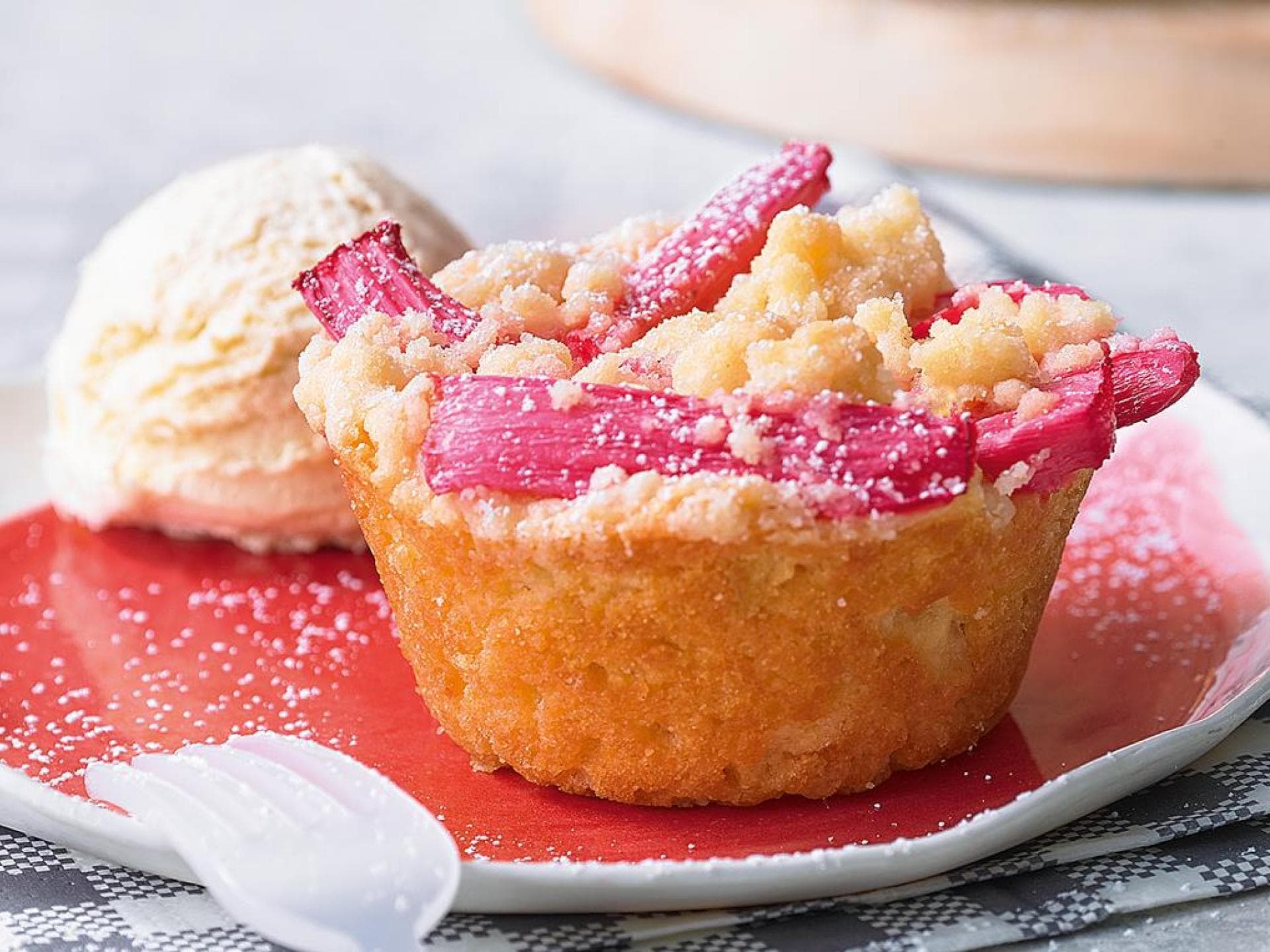 Schmand-Rhabarber-Muffins mit Streuseln