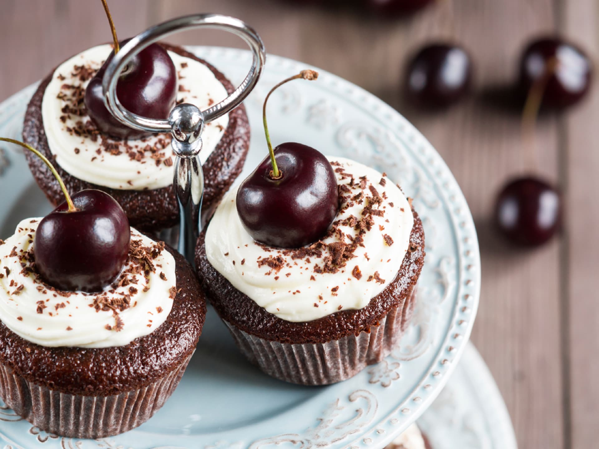Schwarzwälder-Kirsch-Cupcakes Schokotörtchen mit Sahnehaube