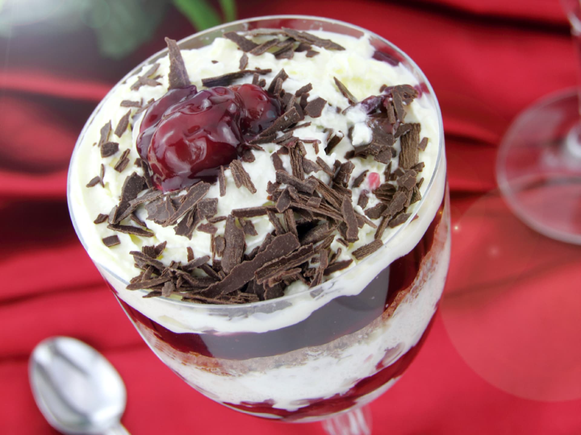Dessertbecher mit Kirschen