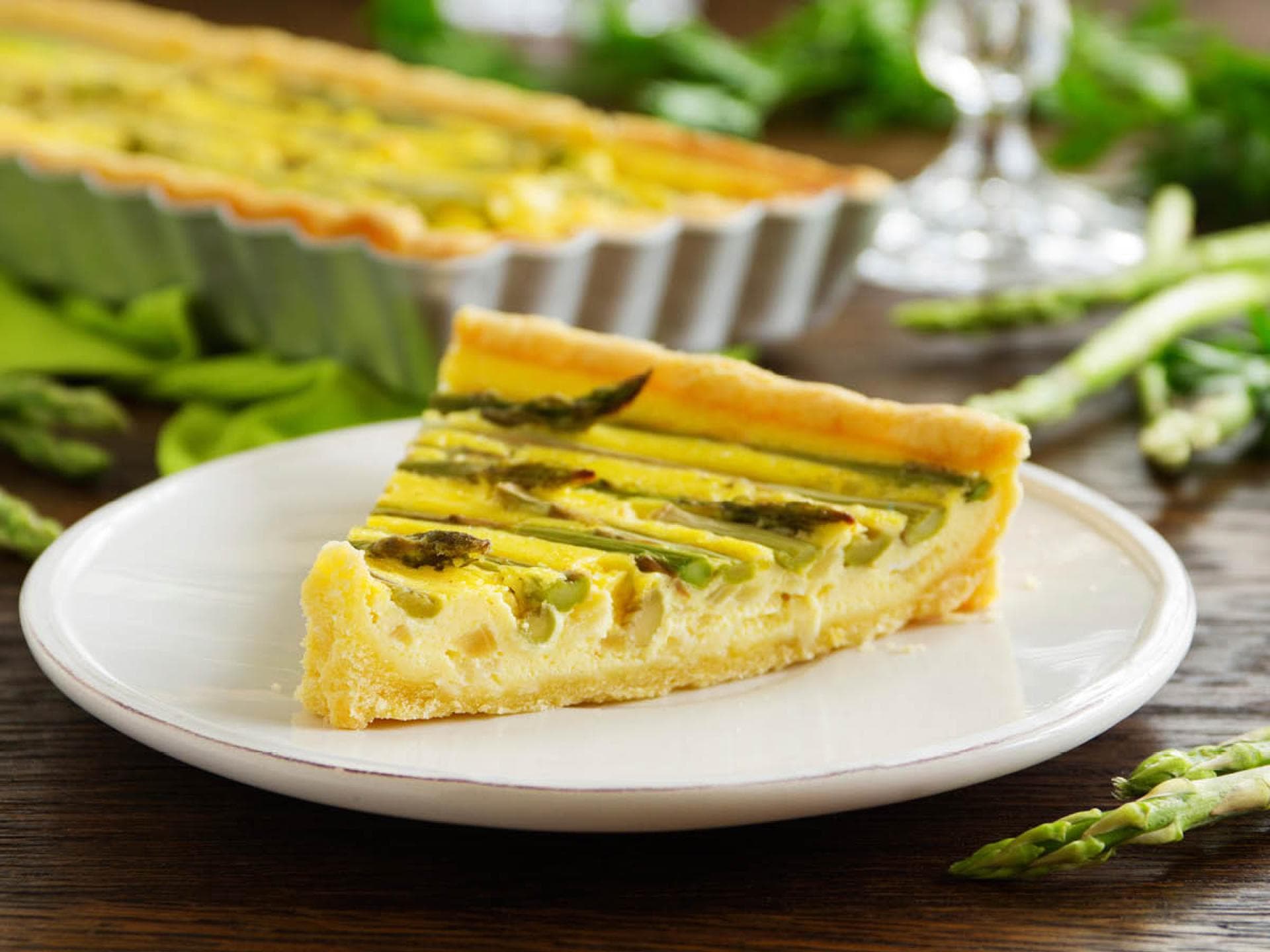 Gemüsekuchen mit weißem und grünem Spargel