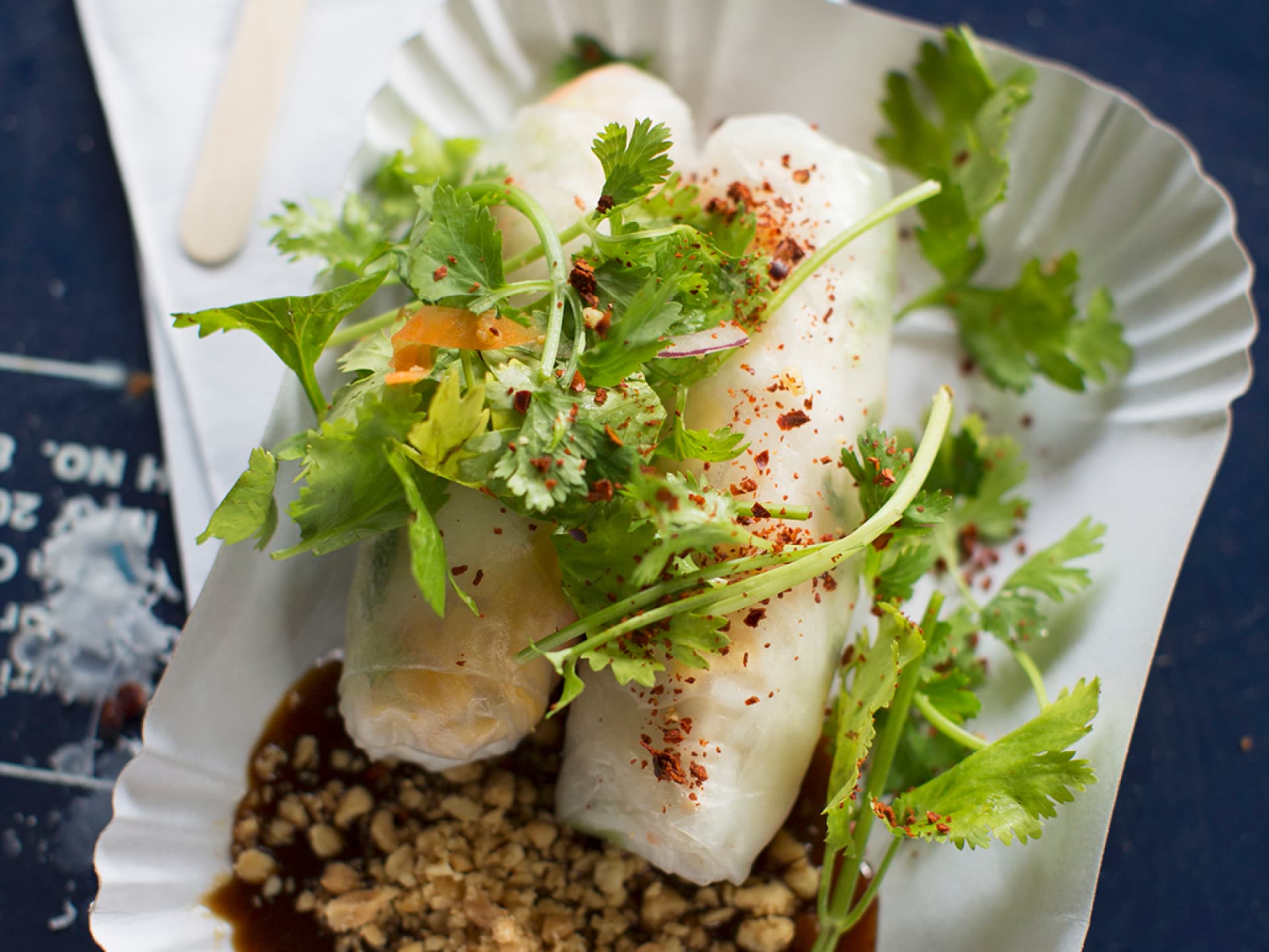 Vietnamesische Sommerrollen gefällt mit grünem Spargel
