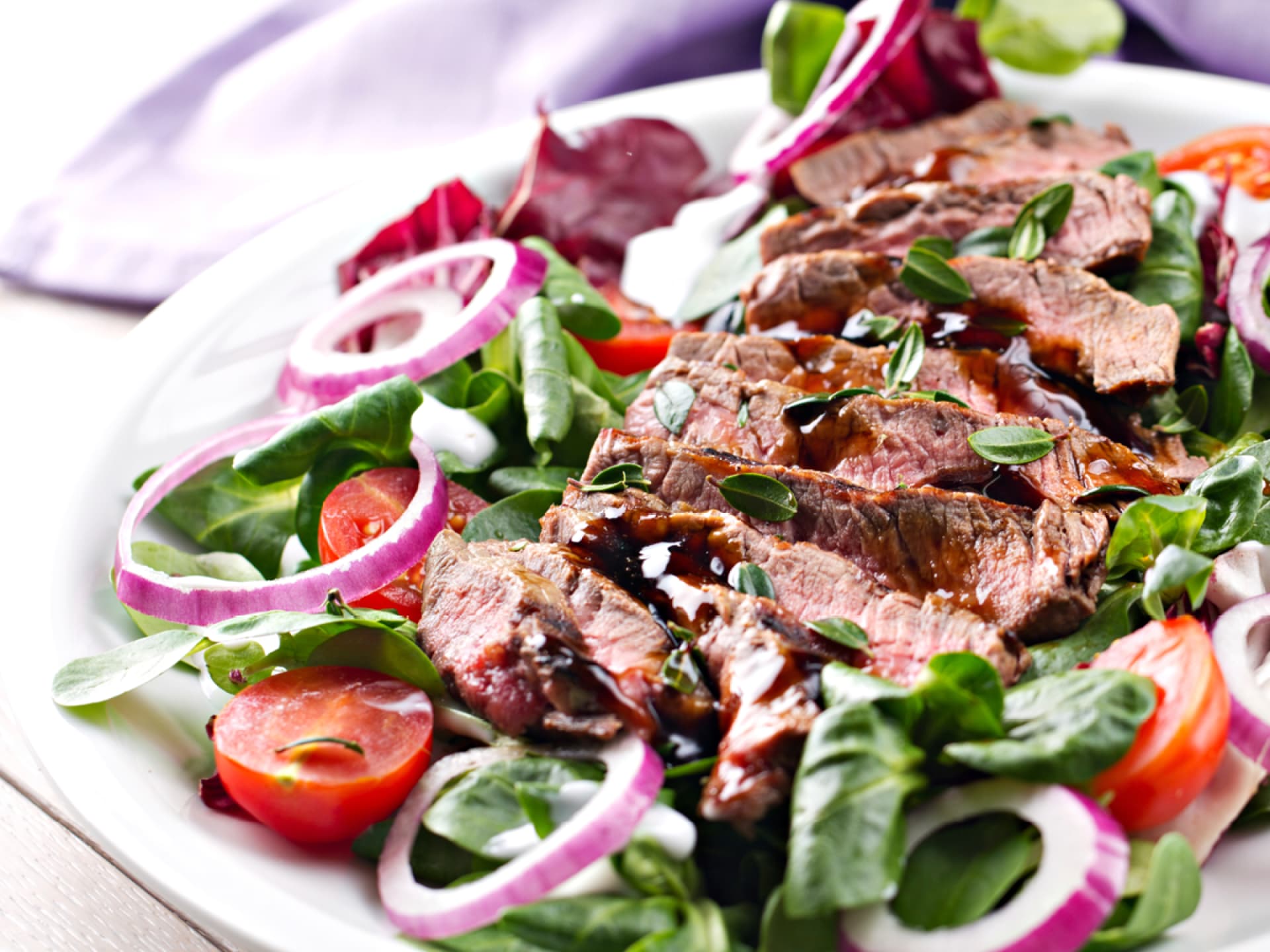 Steakstreifen auf frischem Salat 