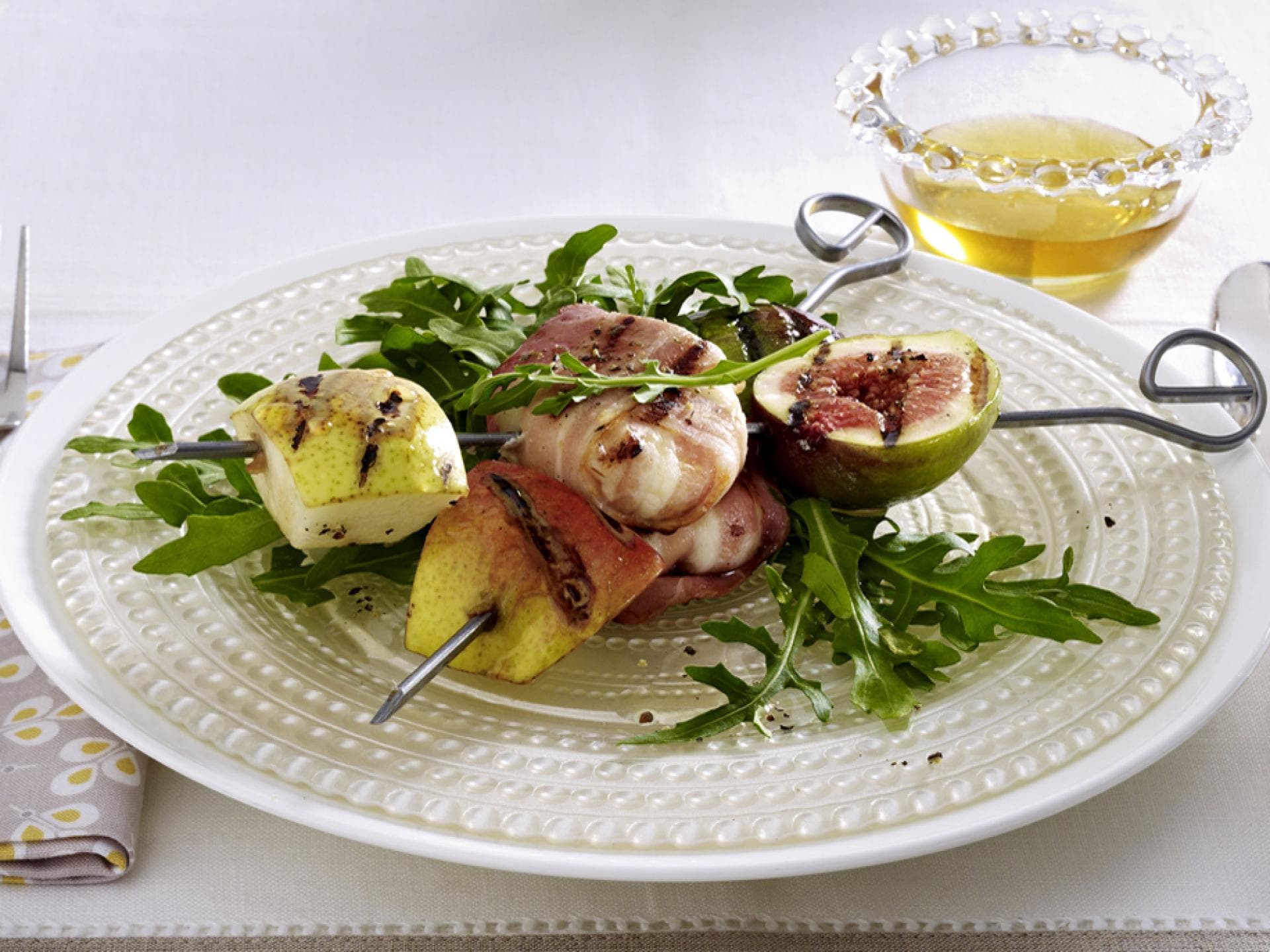 Grillspieße mit Ziegenkäsetalern und frischen Birnen - Ein salat aus frischer Rauke macht das Menü komplett