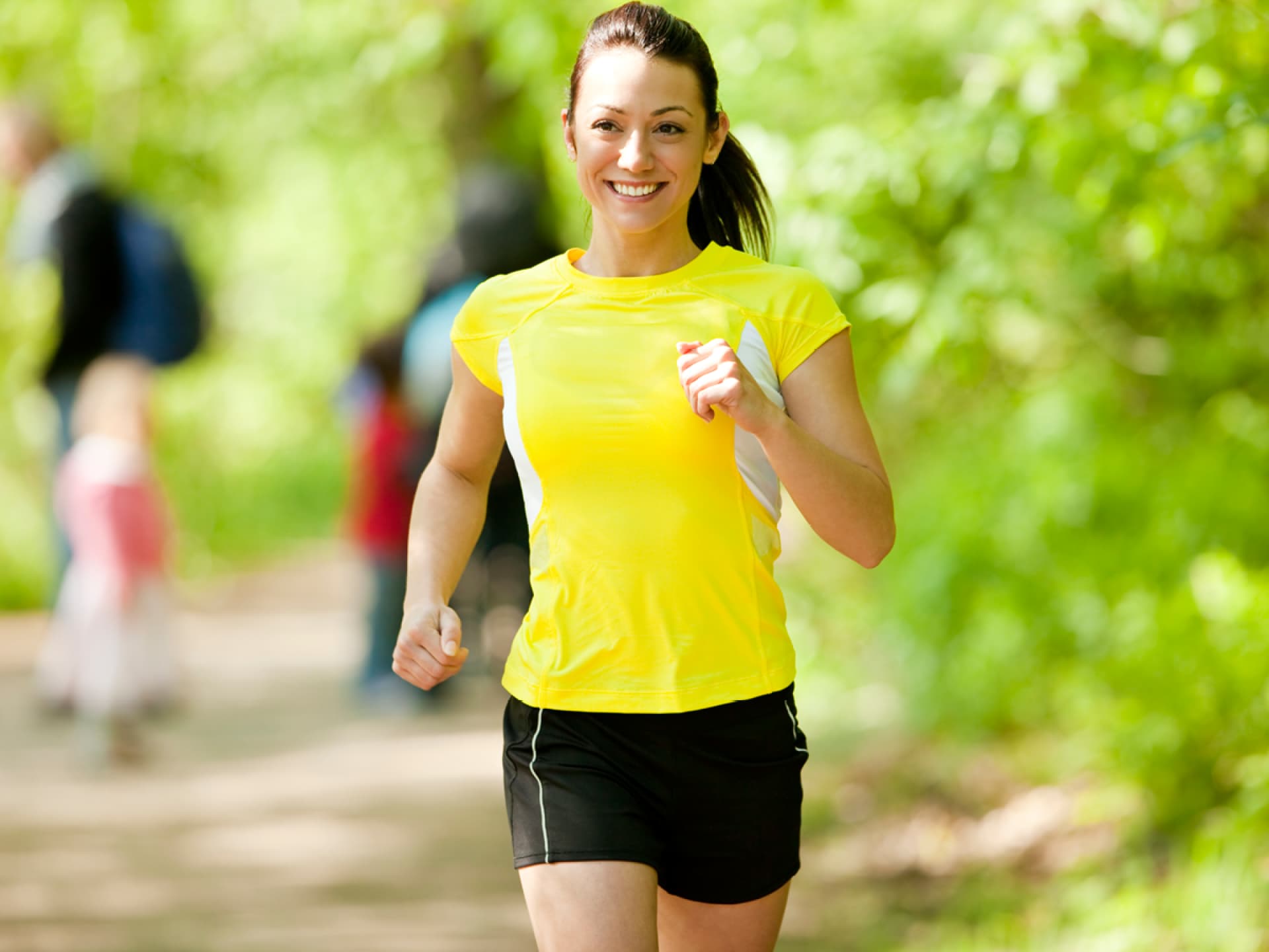 Die richtige Sportbekleidung Frau in Sport-Outfit