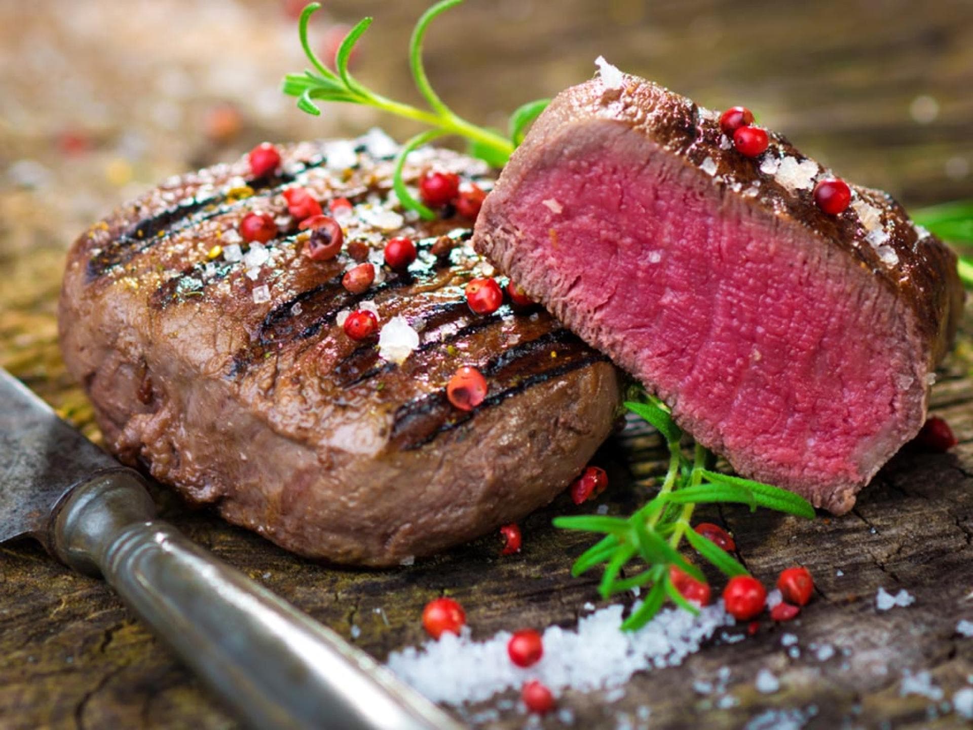 Medium gegrilltes Rinderfilet mit buntem Pfeffer