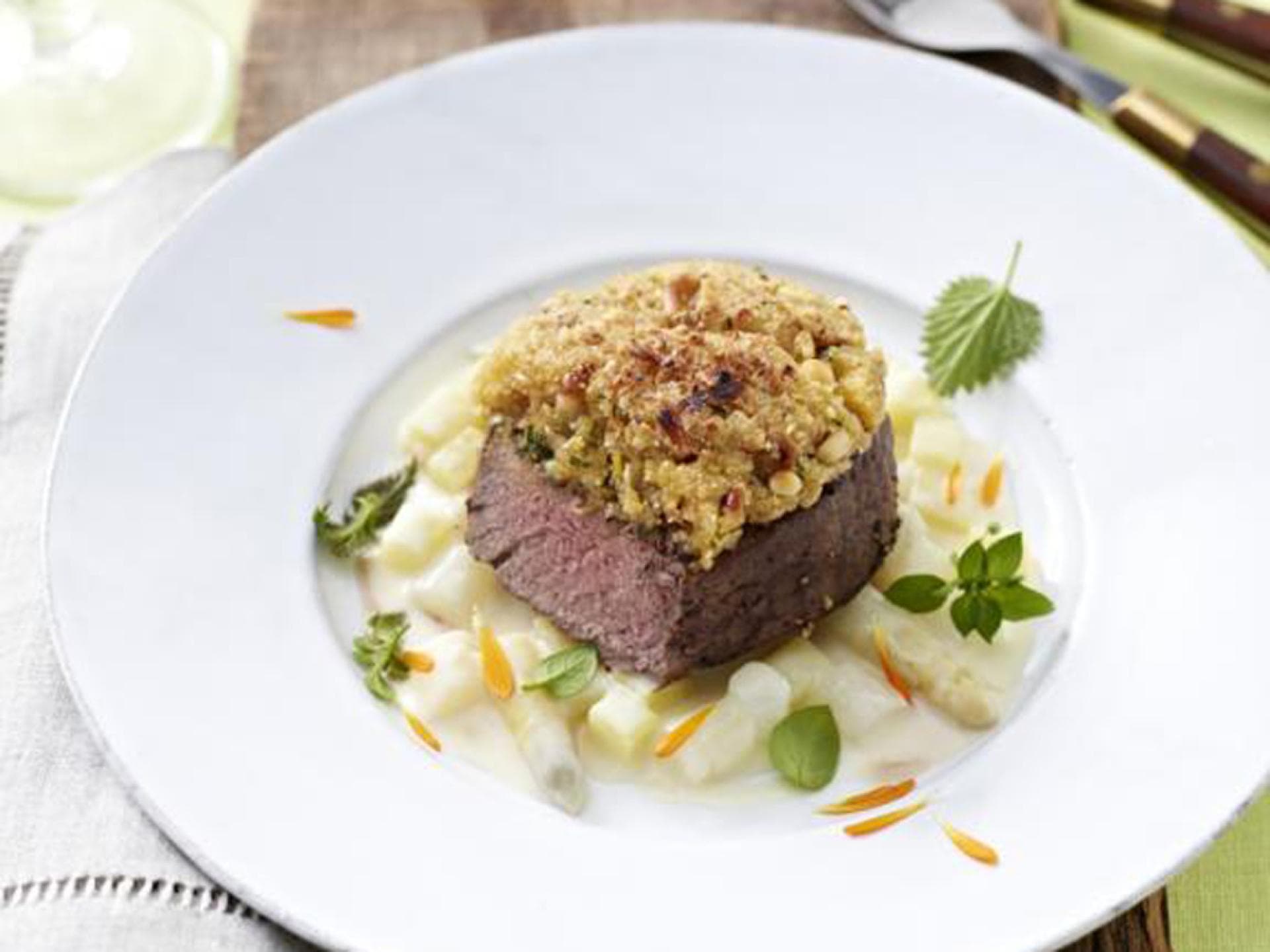 Rinderfilet auf Kartoffel-Spargel-Eintopf