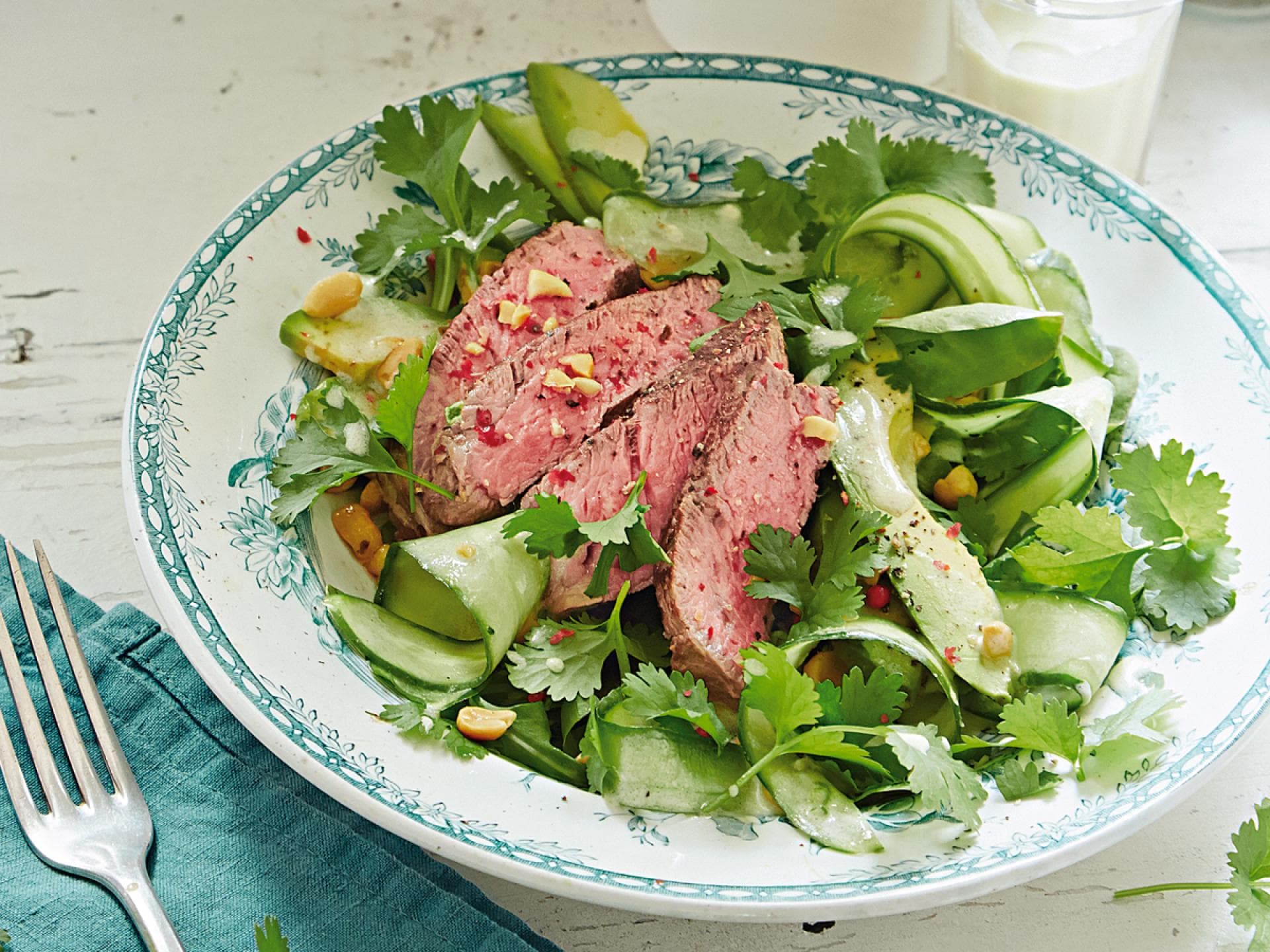 Rindersteaks auf Koriander Gurkensalat - Das Rezept finden Sie hier