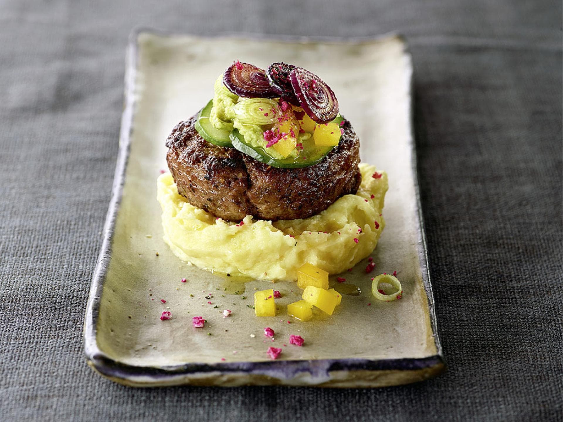 Rindfleischburger mit Kartoffelpüree Rindfleischbürger mit Kartoffelpüree