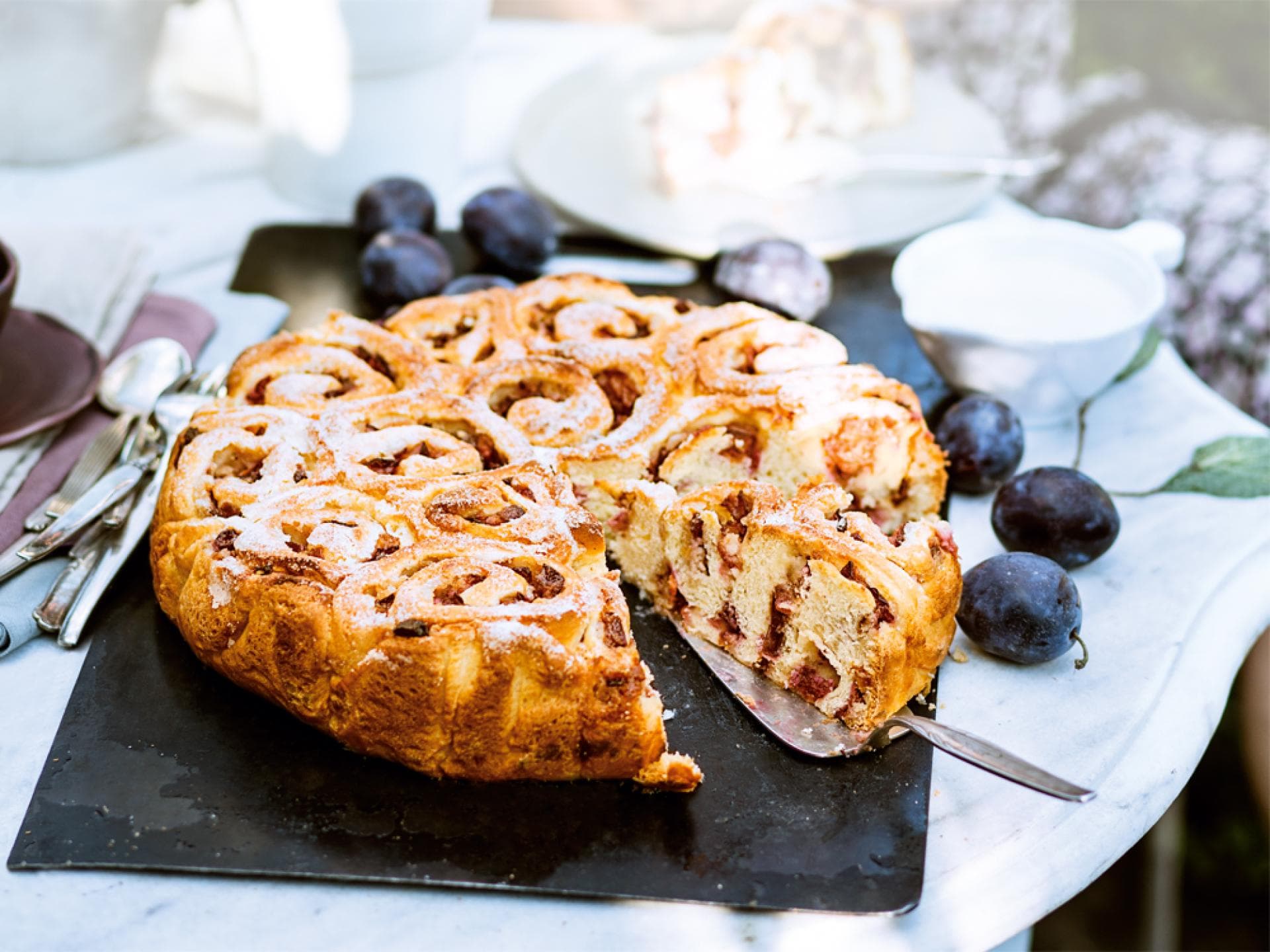 Rosettenkuchen mit Zwetschgen-Kirsch-Mix Rosettenkuchen mit Zwetschgen-Kirsch-Mix