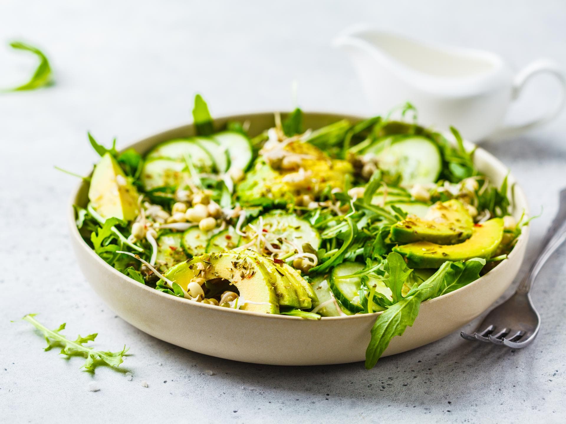 Rucolasalat mit Avocado und Walnüssen