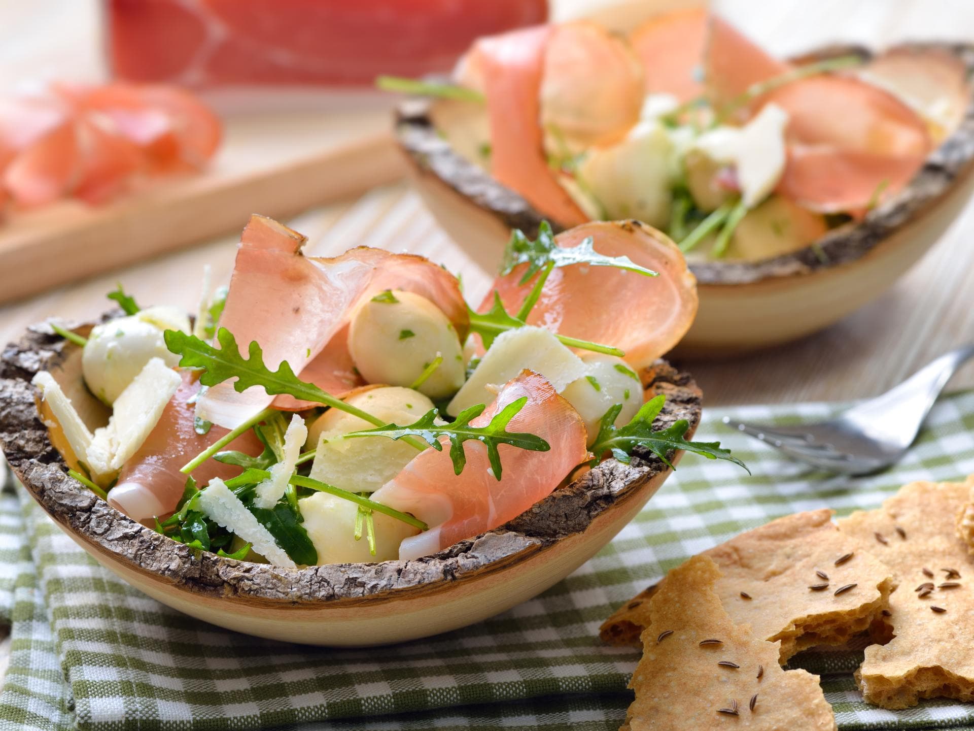 Rucolasalat mit Feigen, Mozzarella und Parmaschinken