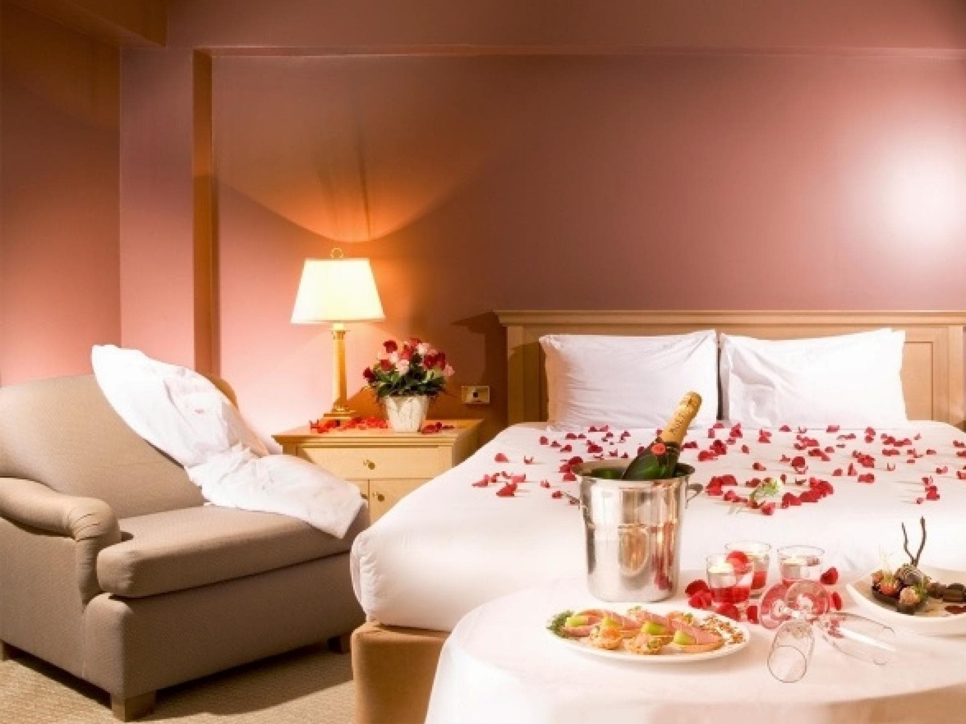 Schlafzimmer Valentinstag romantisch dekoriertes Schlafzimmer zum Valentinstag