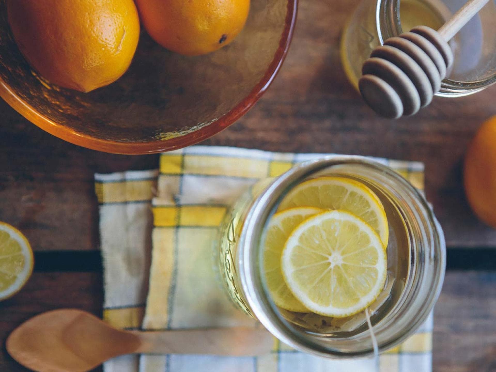 Schlankdrink mit Kurkuma, Orangen, Zitronen und Honig