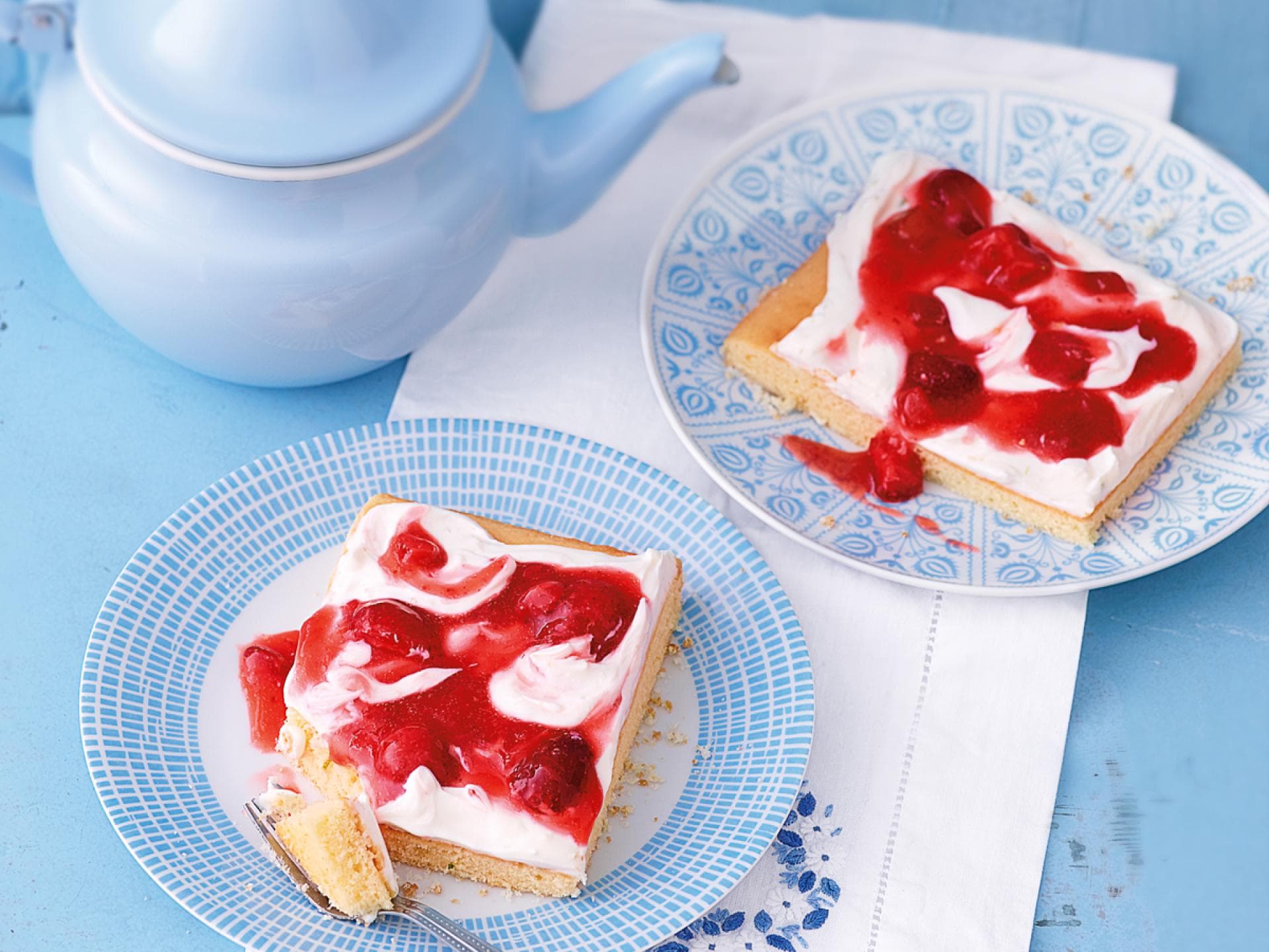Schmandkuchen mit roter Grütze