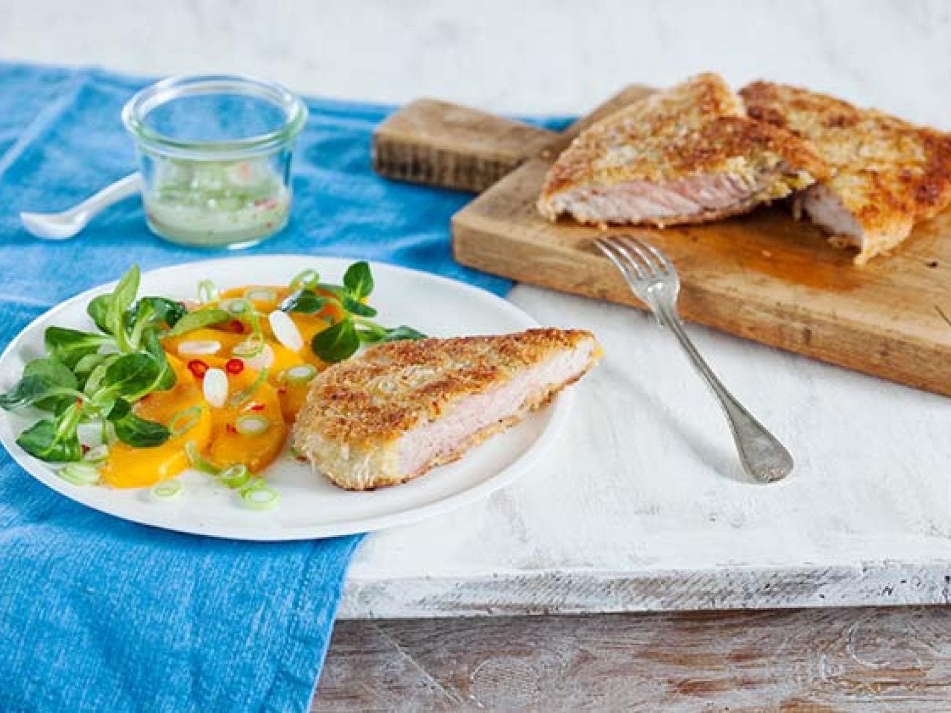 Schnitzel mit knuspriger Kokoskruste und Mango-Salat