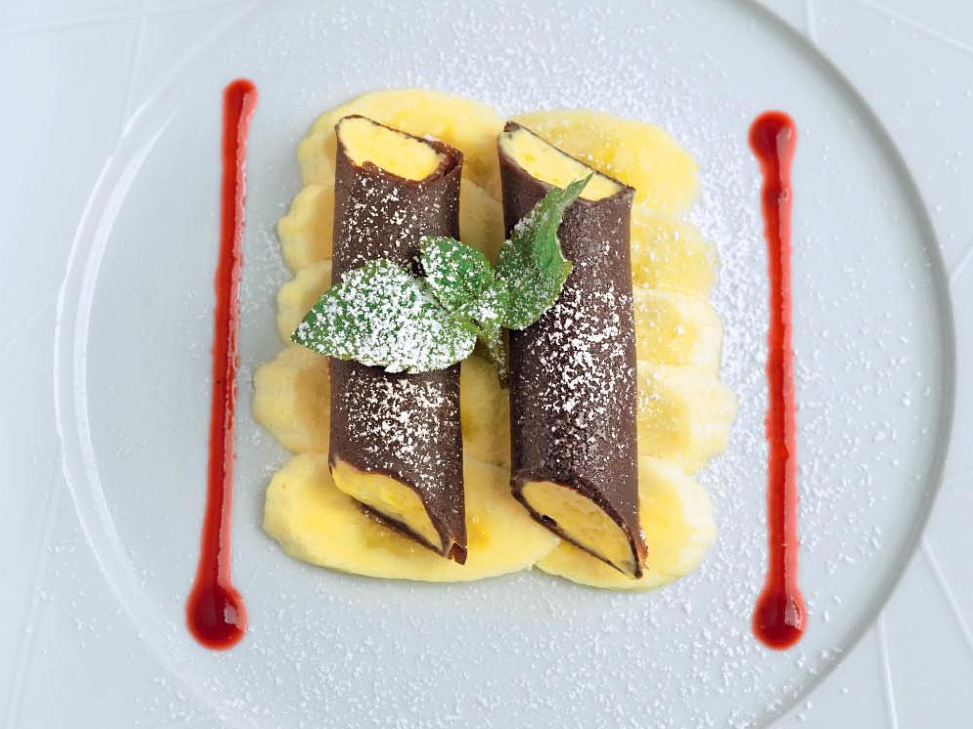 Schokocrepes-Cannelloni mit Mangomousse Schokocrepes-Cannelloni mit Mangomousse