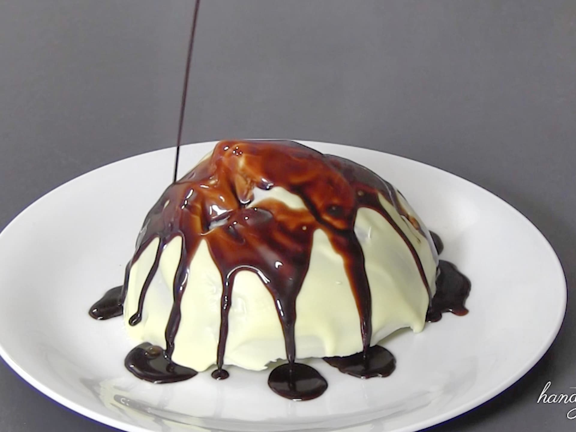 Dessert mit schmelzender Schokoladenkugel