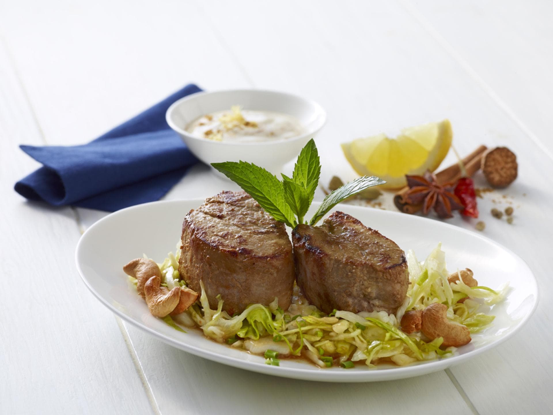 Schweinefilet in Gewürzjoghurt an Weißkraut-Cashewkernsalat Schweinefilet in Gewürzjoghurt an Weißkraut-Cashewkernsalat richtig braten