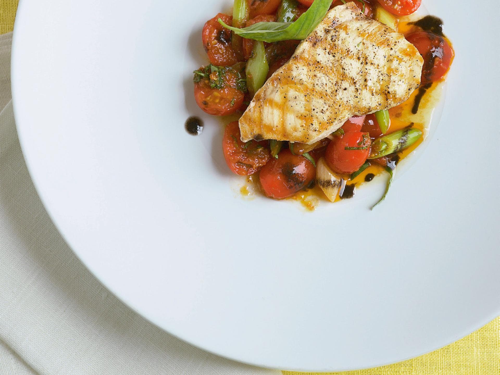 Gegrillter Schwertfisch mit Gewürztomaten Gegrillter Schwertfisch mit Gewürztomaten