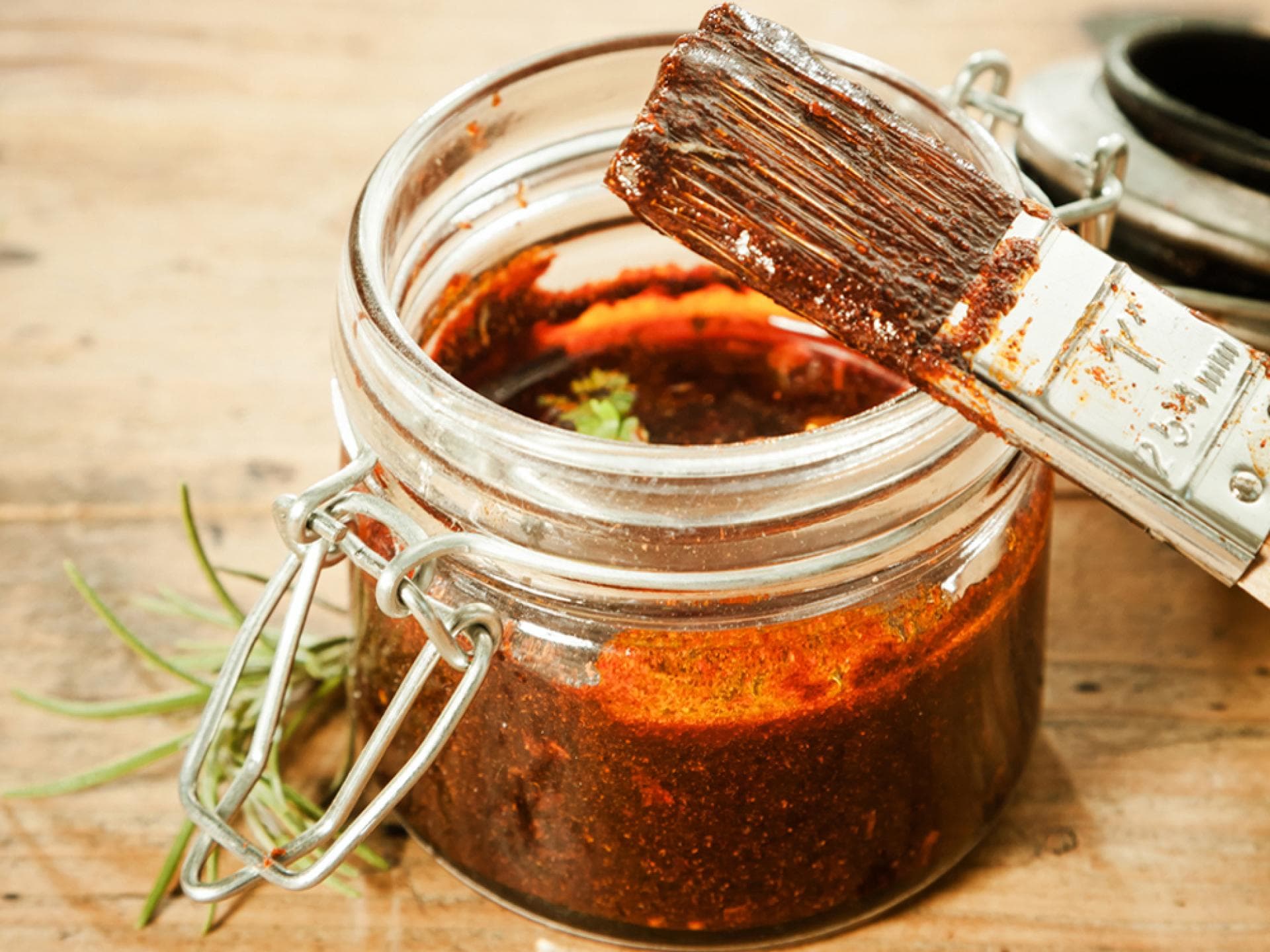 Selbstgerechter BBQ-Dip - Zu den Zutaten gehören Tomaten, Whisky, Kaffee und Essig