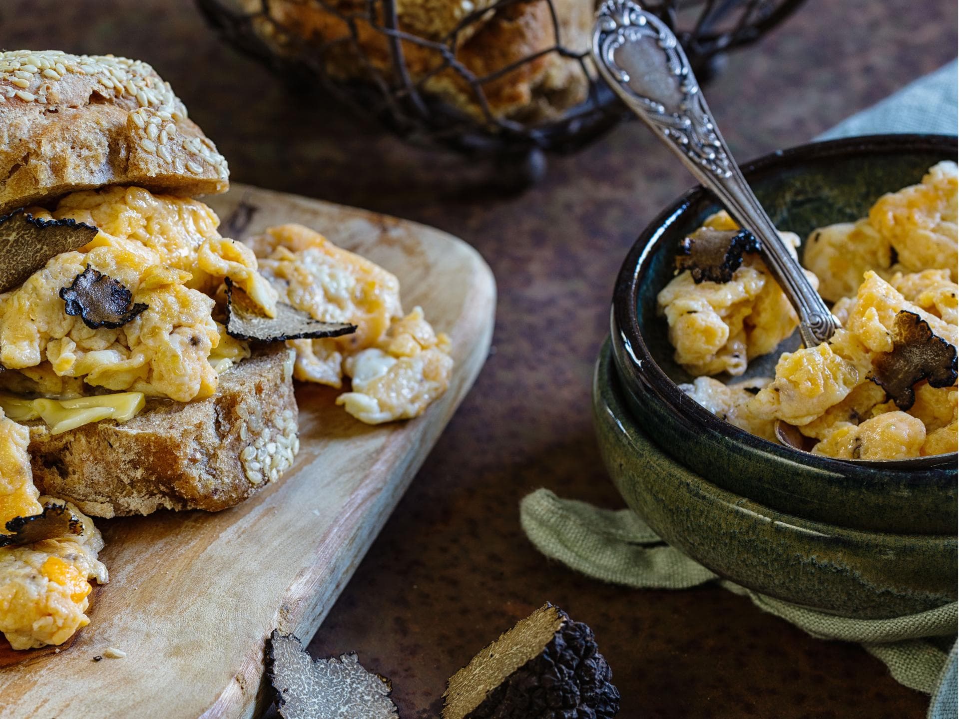 Sesambrötchen mit Trüffelrührei Sesambrötchen mit Trüffelrührei