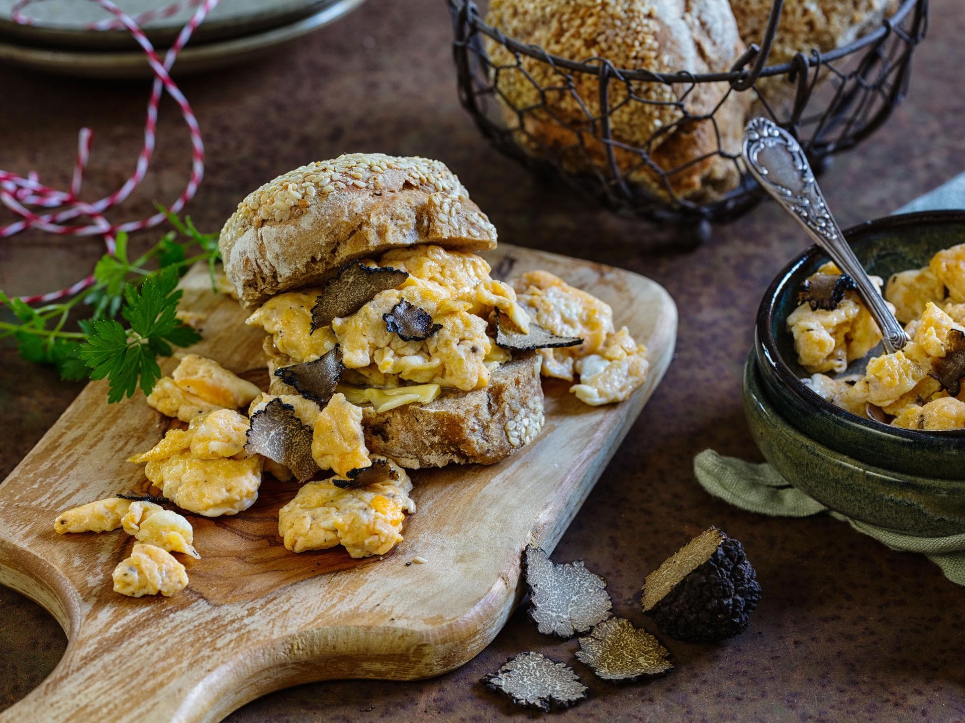 Sesambrötchen mit Trüffelrührei Sesambrötchen mit Trüffelrührei