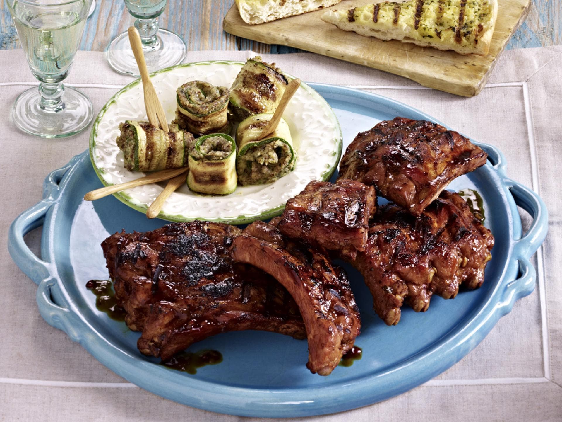 Gegrillte Spare-Rips in einer Kräuterbutter-Marinade
