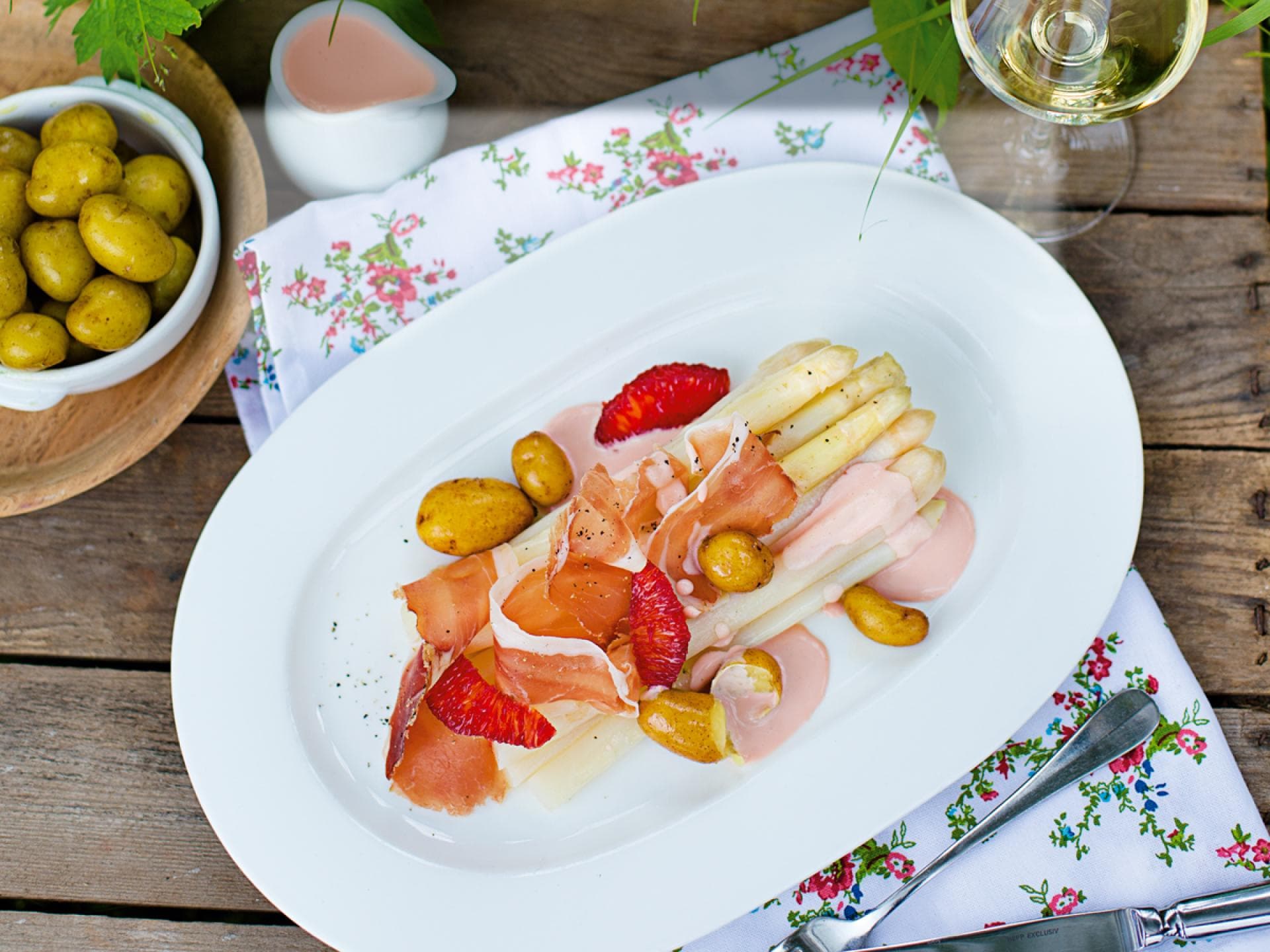 Spargel klassisch mit Orangen Hollondais Kartoffeln und Schinken Spargel klassisch mit Orangen Hollondais Kartoffeln und Schinken