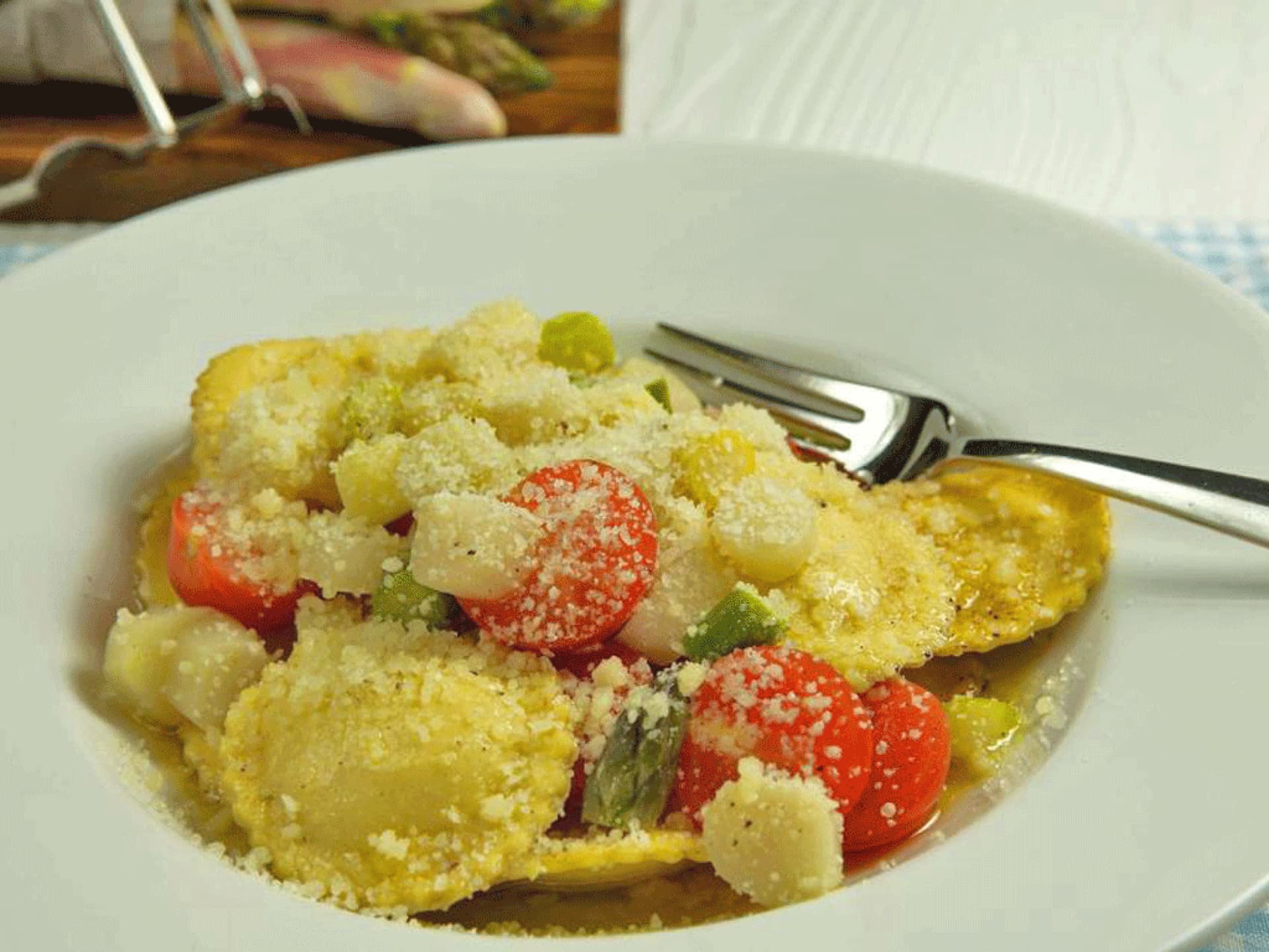 Ravioli mit Spargel, Tomaten und Parmesan