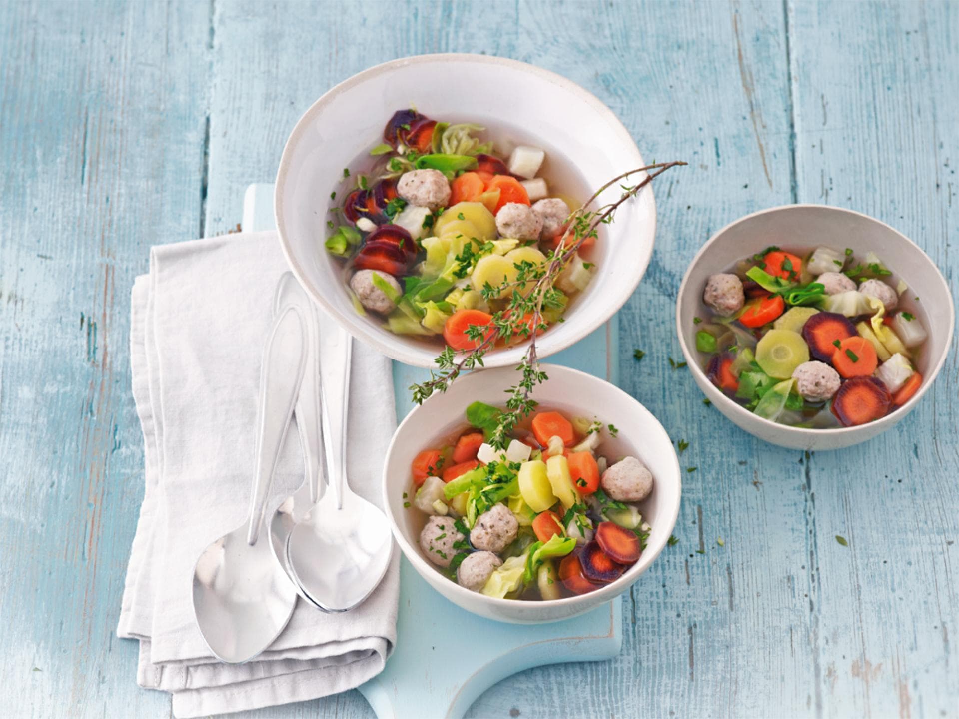 Spitzkohl-Minestrone mit dreierlei Möhren, Klößchen und Gremolata