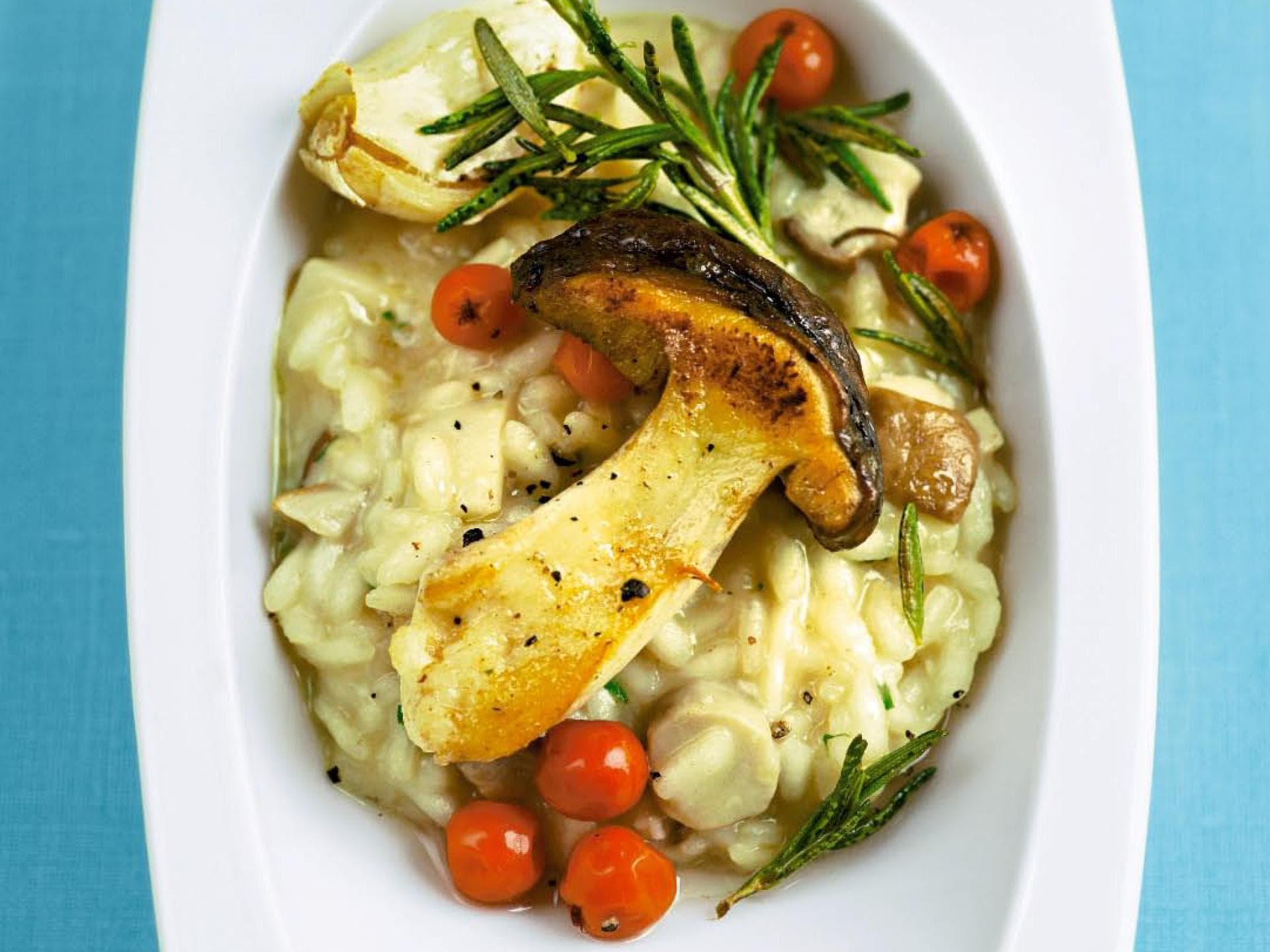 Steinpilzrisotto mit Vogelbeeren.