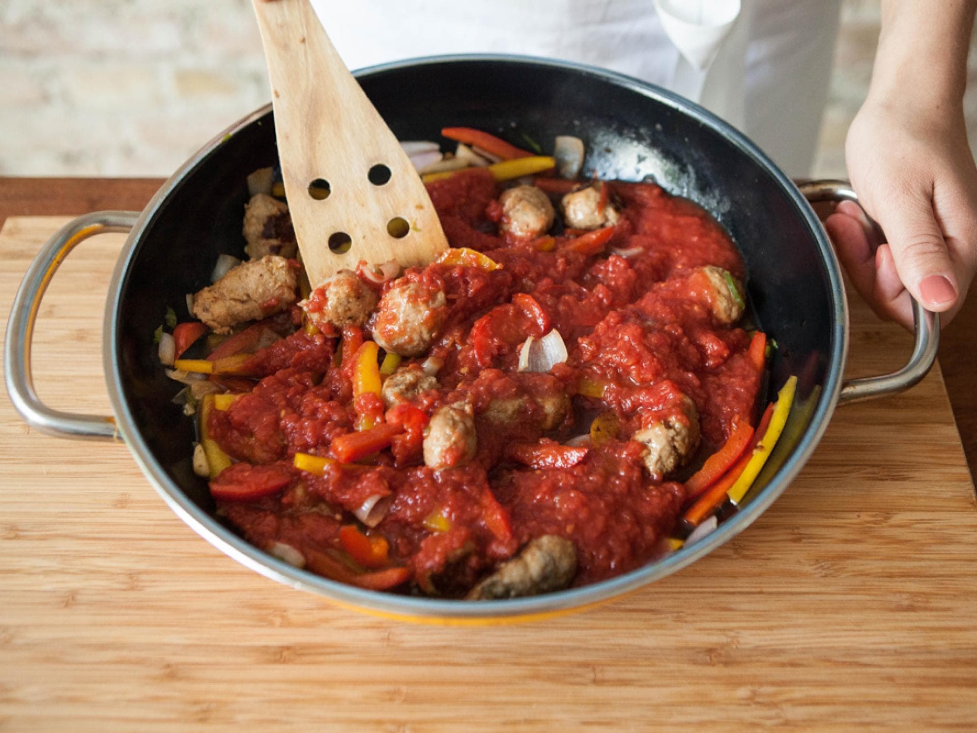 Step 5: wurziger salsiccia paprika eintopf mit knusprigen polentaecken